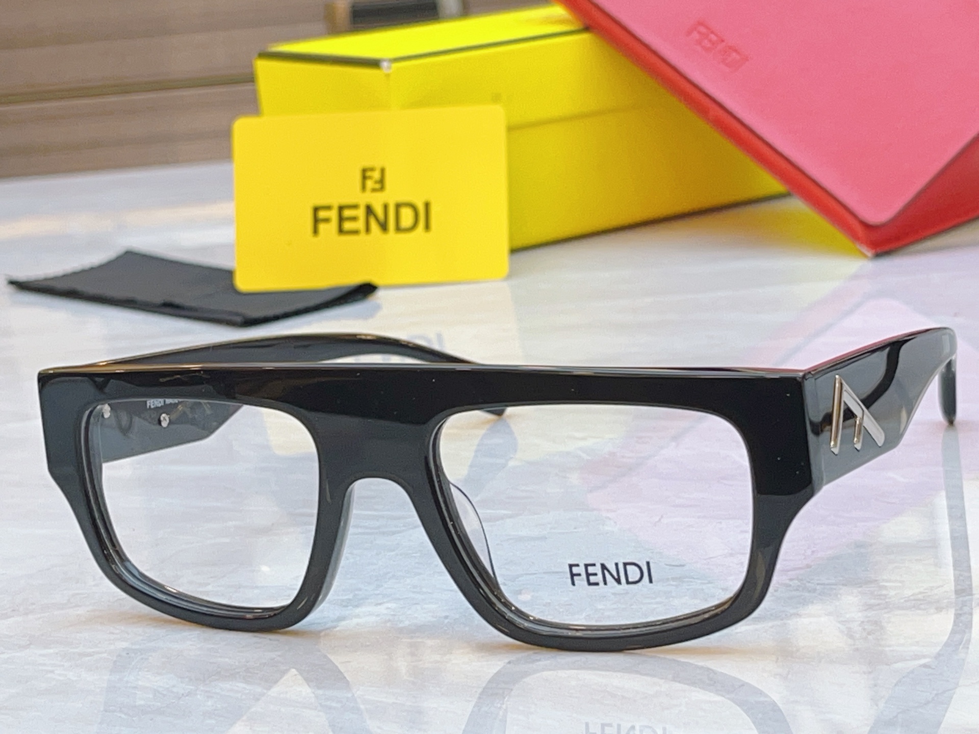 ，【FEN*】芬*迪新款眼镜架，
MODEL：FE50093L，SIZE：55口20-145