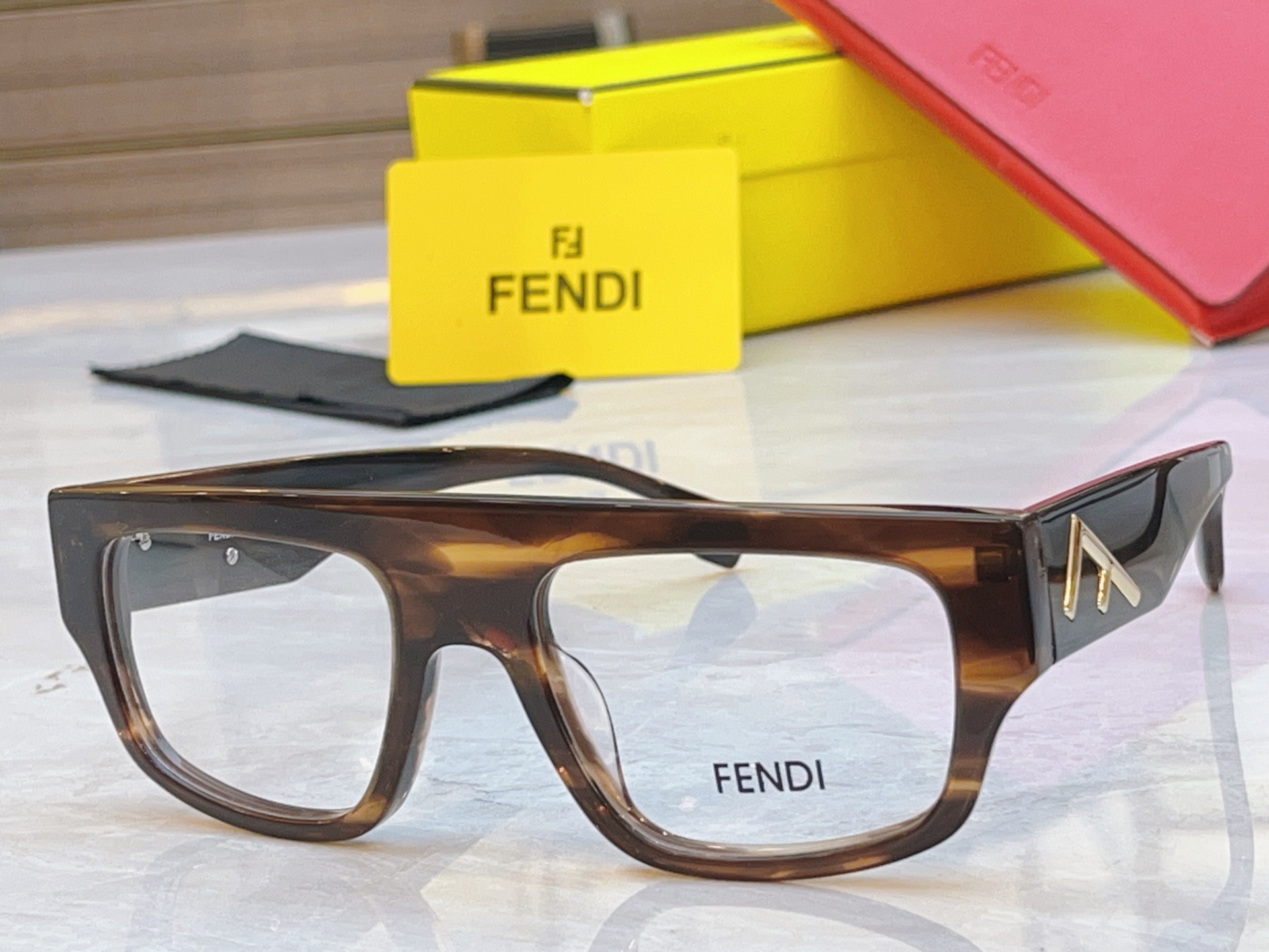 ，【FEN*】芬*迪新款眼镜架，
MODEL：FE50093L，SIZE：55口20-145