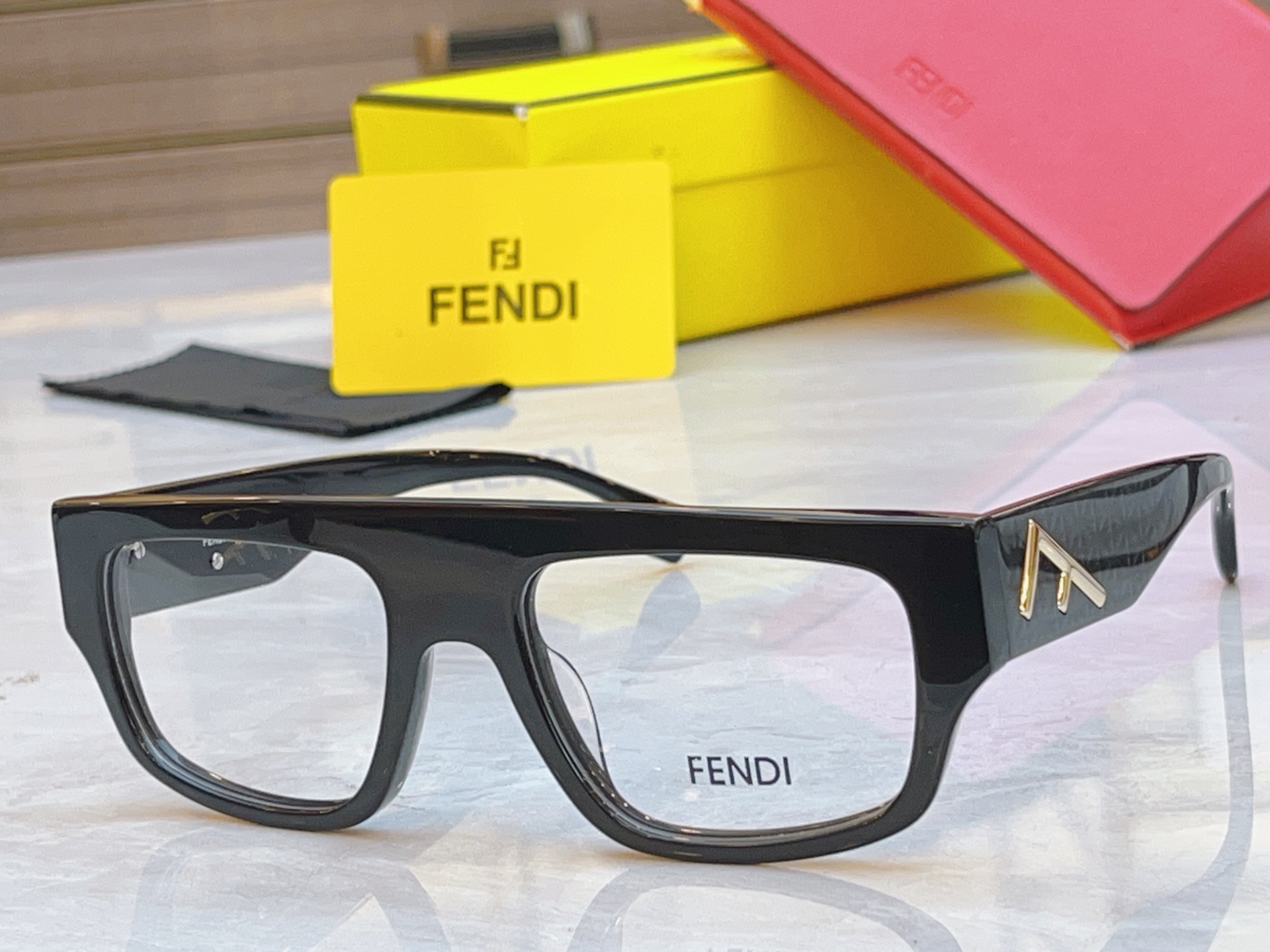 ，【FEN*】芬*迪新款眼镜架，
MODEL：FE50093L，SIZE：55口20-145