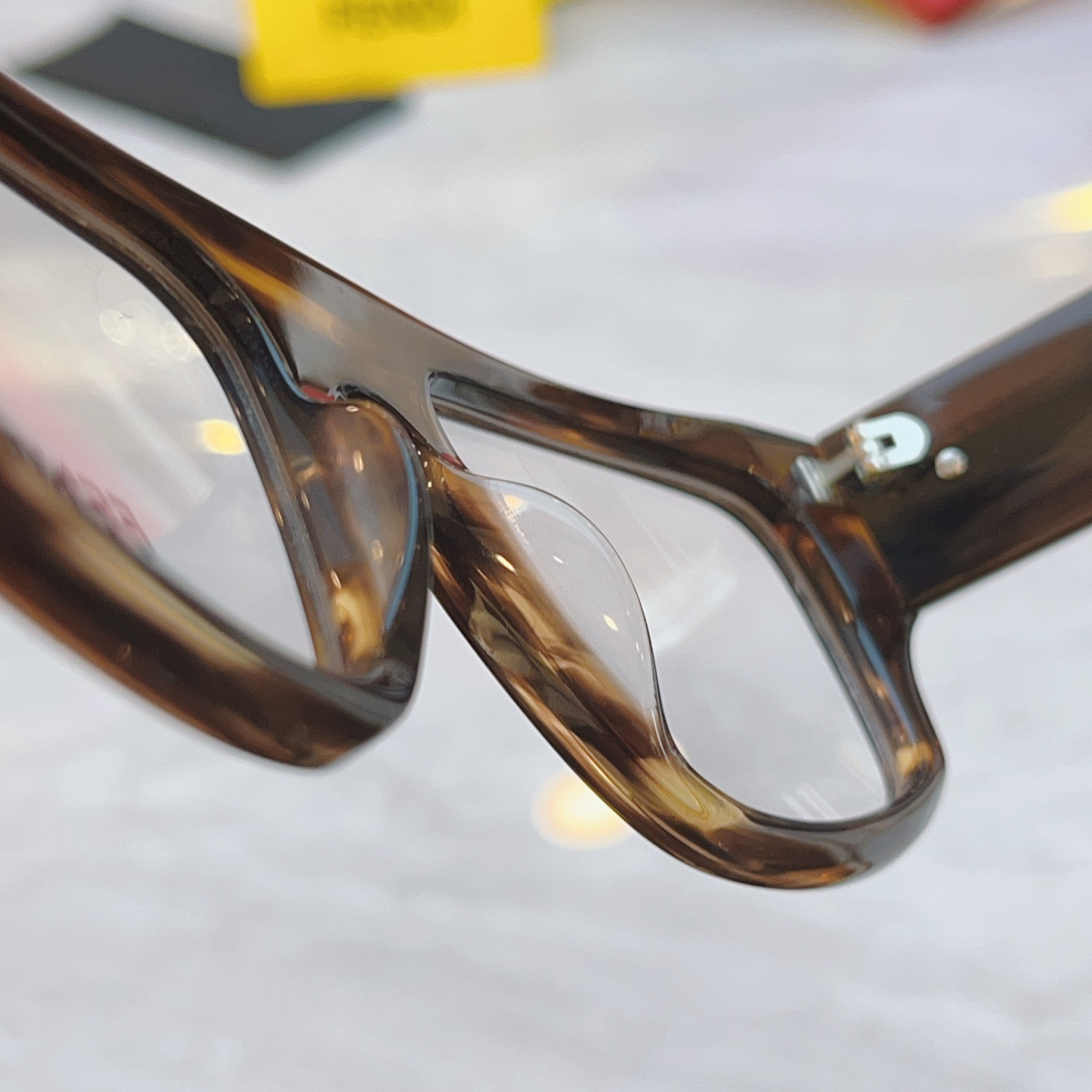 ，【FEN*】芬*迪新款眼镜架，
MODEL：FE50093L，SIZE：55口20-145