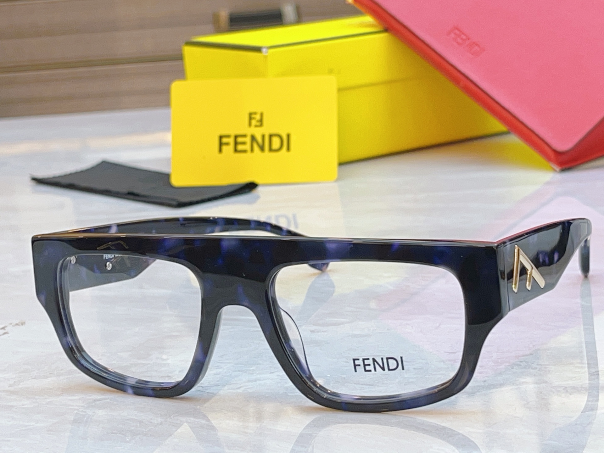 ，【FEN*】芬*迪新款眼镜架，
MODEL：FE50093L，SIZE：55口20-145