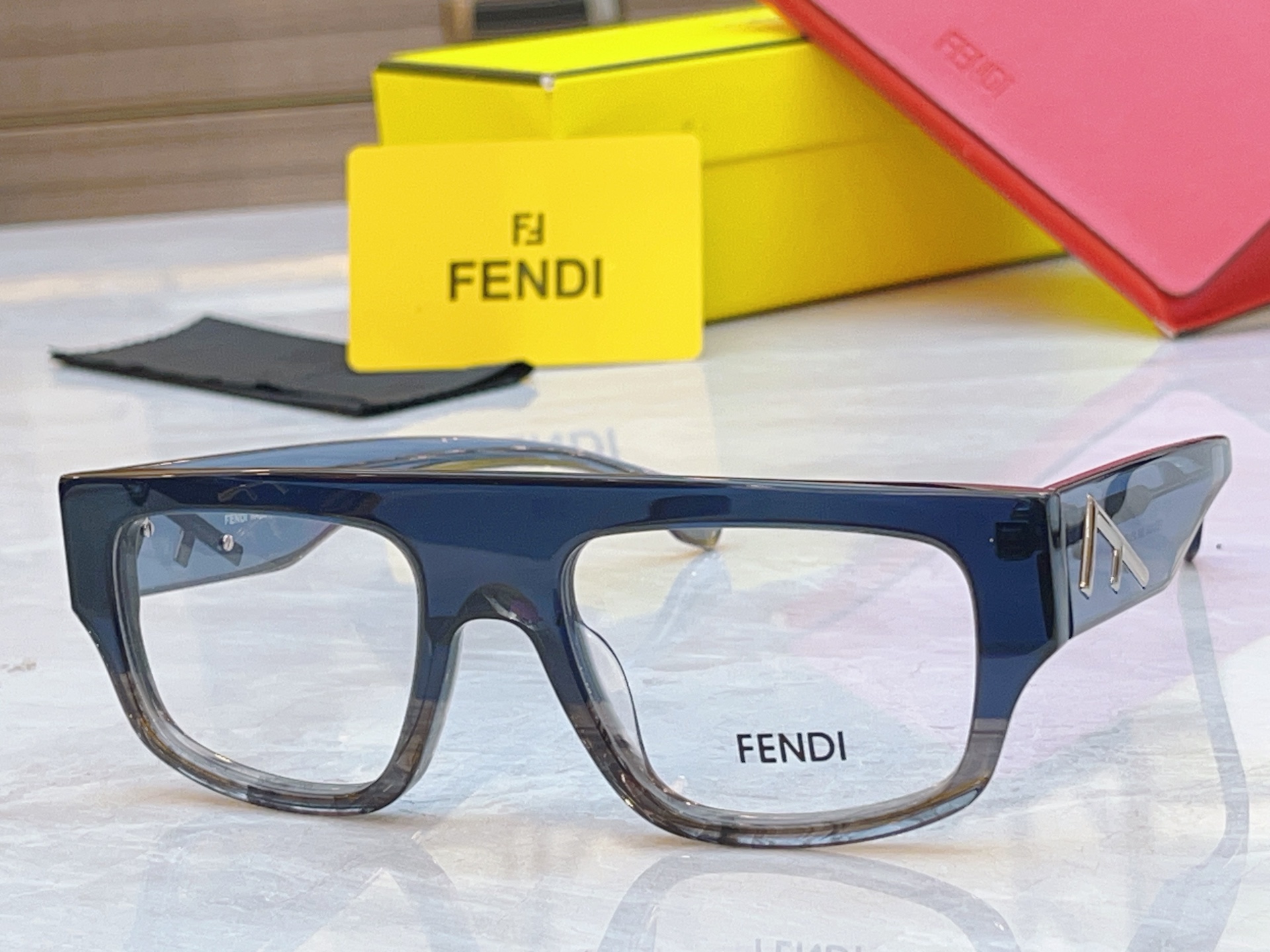 ，【FEN*】芬*迪新款眼镜架，
MODEL：FE50093L，SIZE：55口20-145