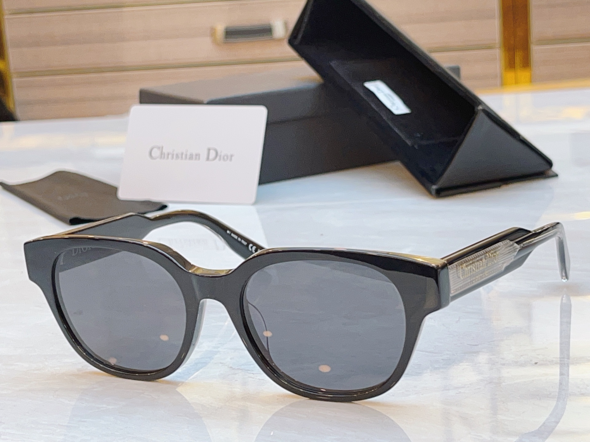 ，【DIO* 】迪*奥新款太阳镜，
MODEL：30Montaigne R1F，SIZE：54口19-1