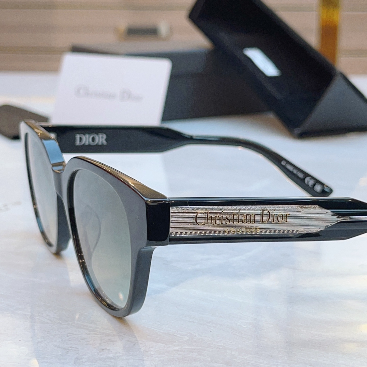 ，【DIO* 】迪*奥新款太阳镜，
MODEL：30Montaigne R1F，SIZE：54口19-1