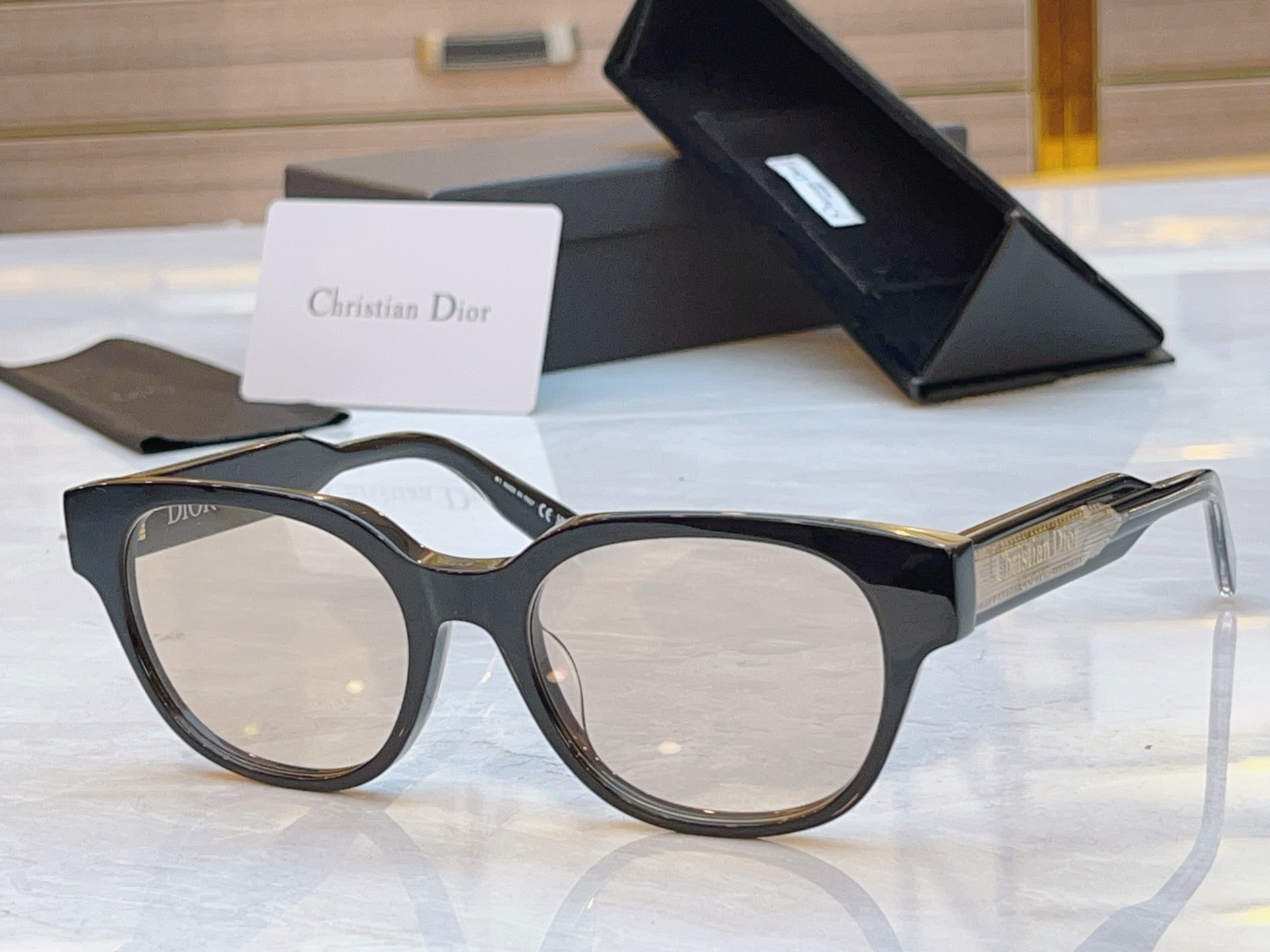 ，【DIO* 】迪*奥新款太阳镜，
MODEL：30Montaigne R1F，SIZE：54口19-1