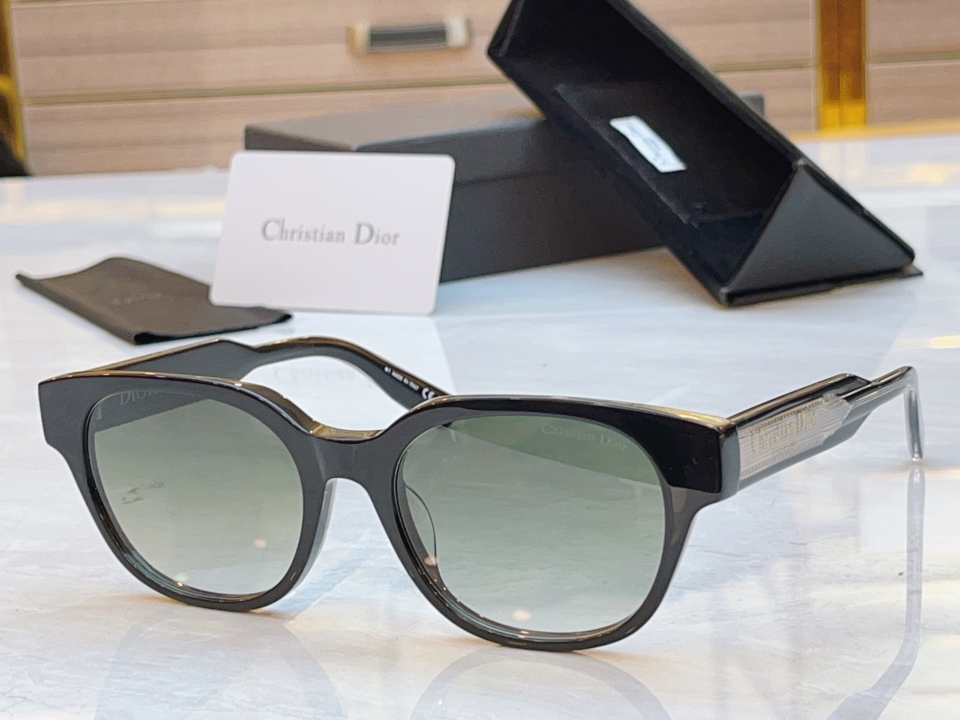 ，【DIO* 】迪*奥新款太阳镜，
MODEL：30Montaigne R1F，SIZE：54口19-1