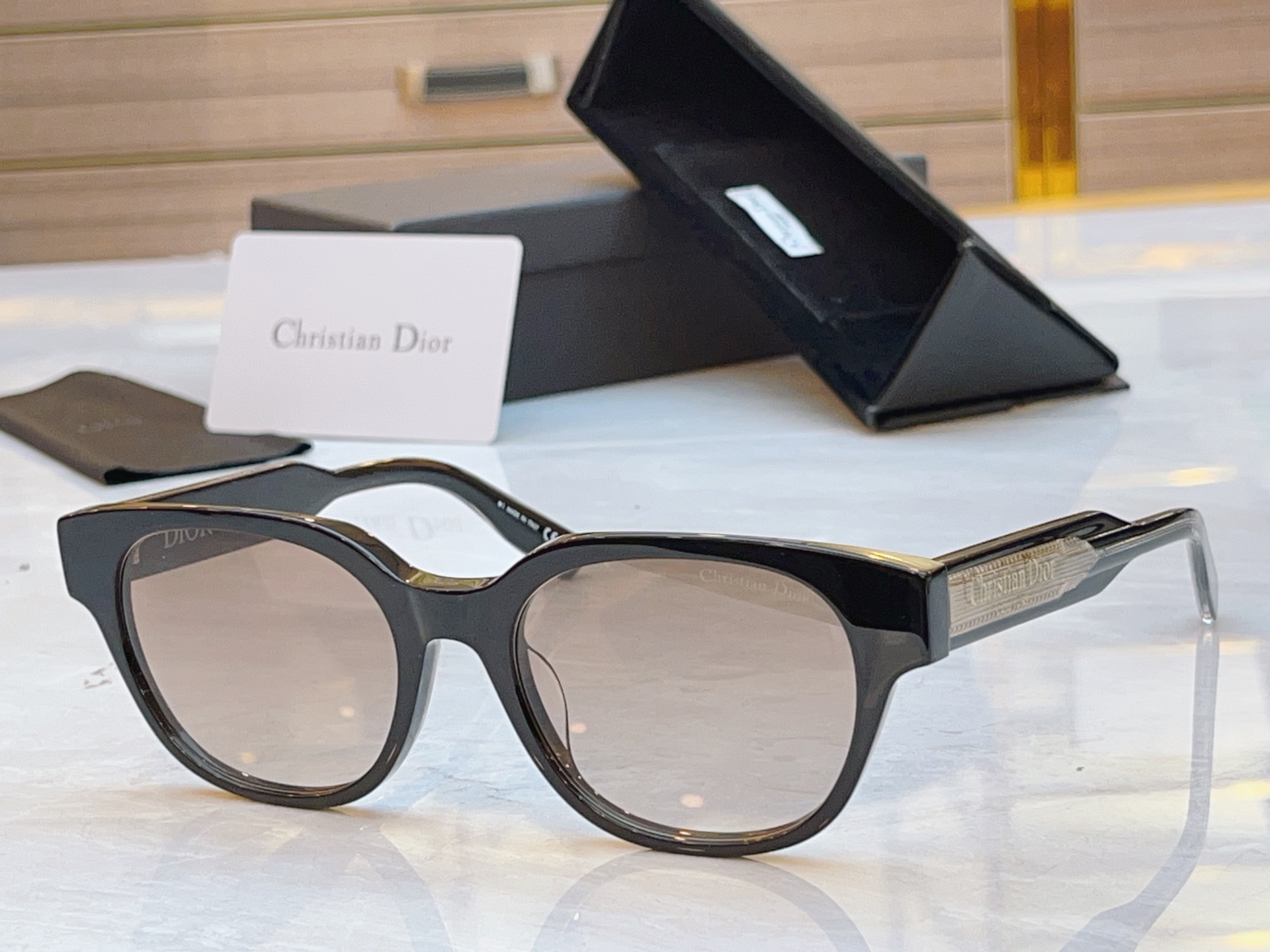 ，【DIO* 】迪*奥新款太阳镜，
MODEL：30Montaigne R1F，SIZE：54口19-1