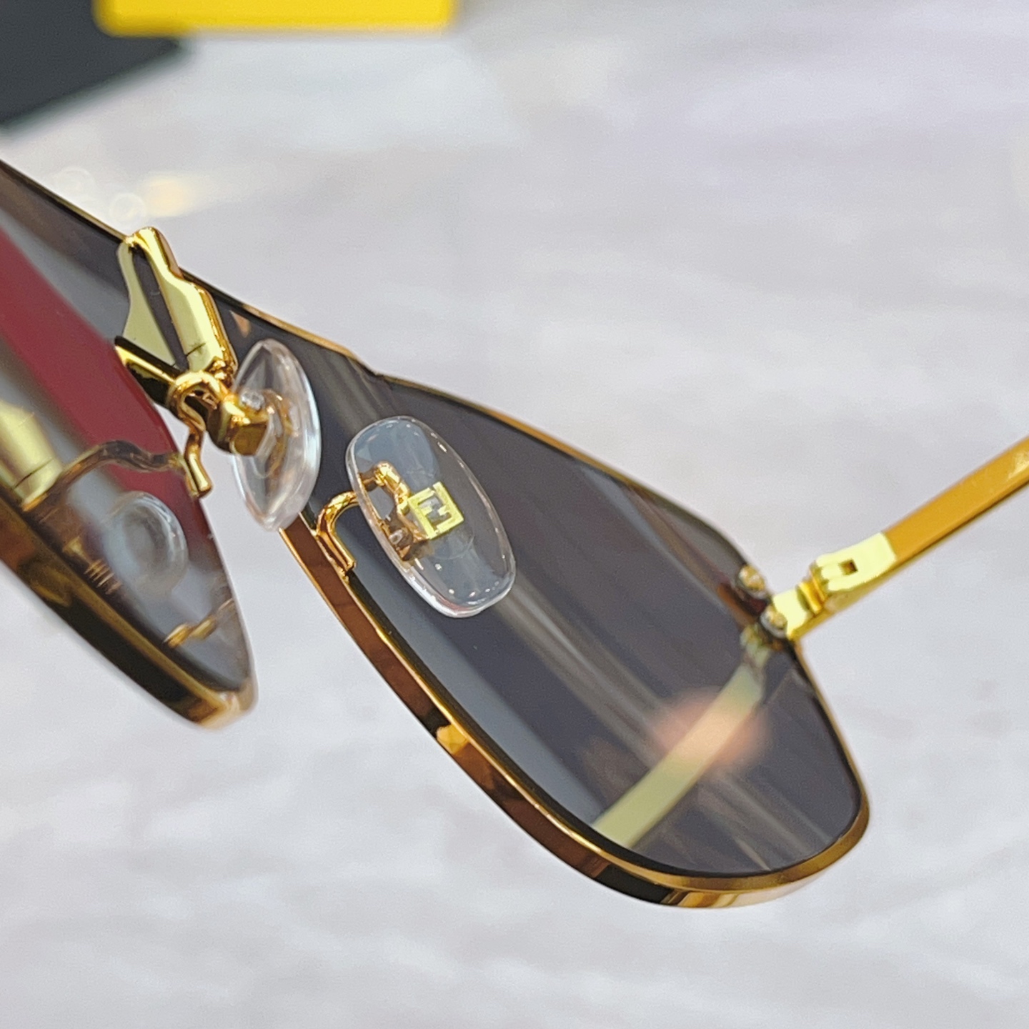 ，【FEN*】芬*迪新款太阳镜🕶️，
MODEL：FE40129U，SIZE：145口1-145