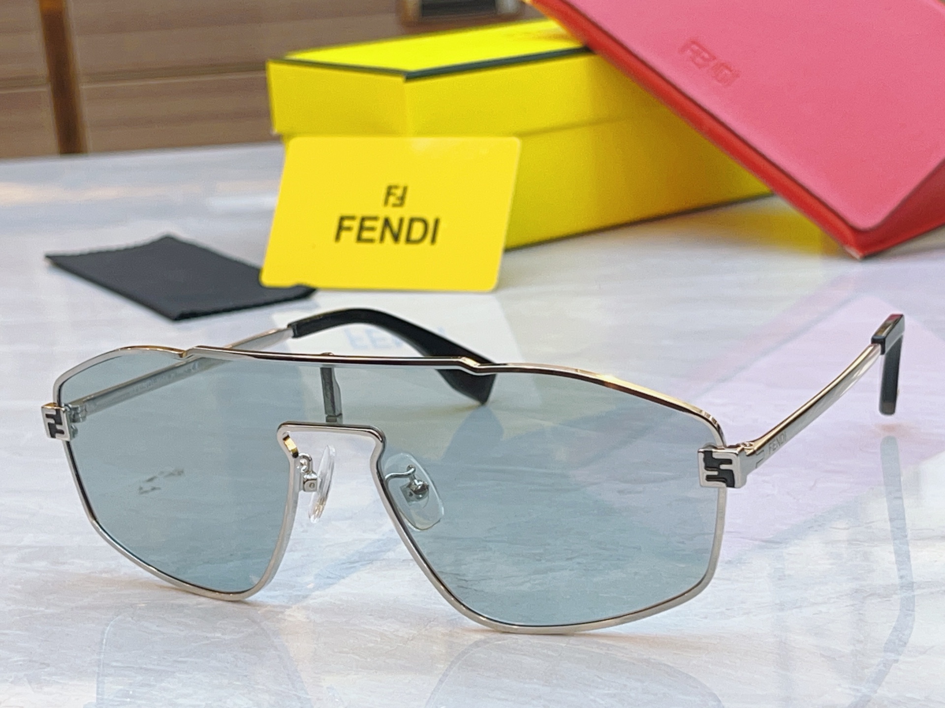 ，【FEN*】芬*迪新款太阳镜🕶️，
MODEL：FE40129U，SIZE：145口1-145