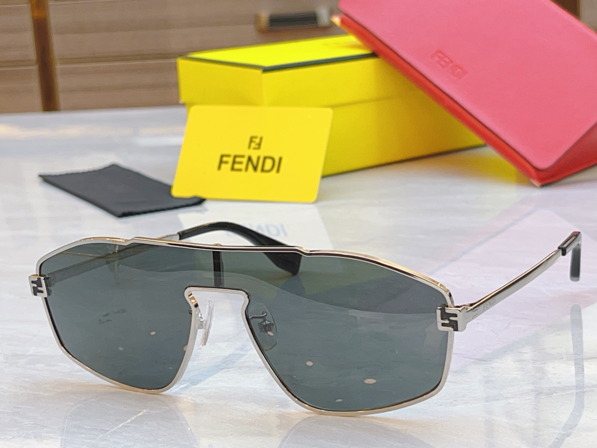 ，【FEN*】芬*迪新款太阳镜🕶️，
MODEL：FE40129U，SIZE：145口1-145
