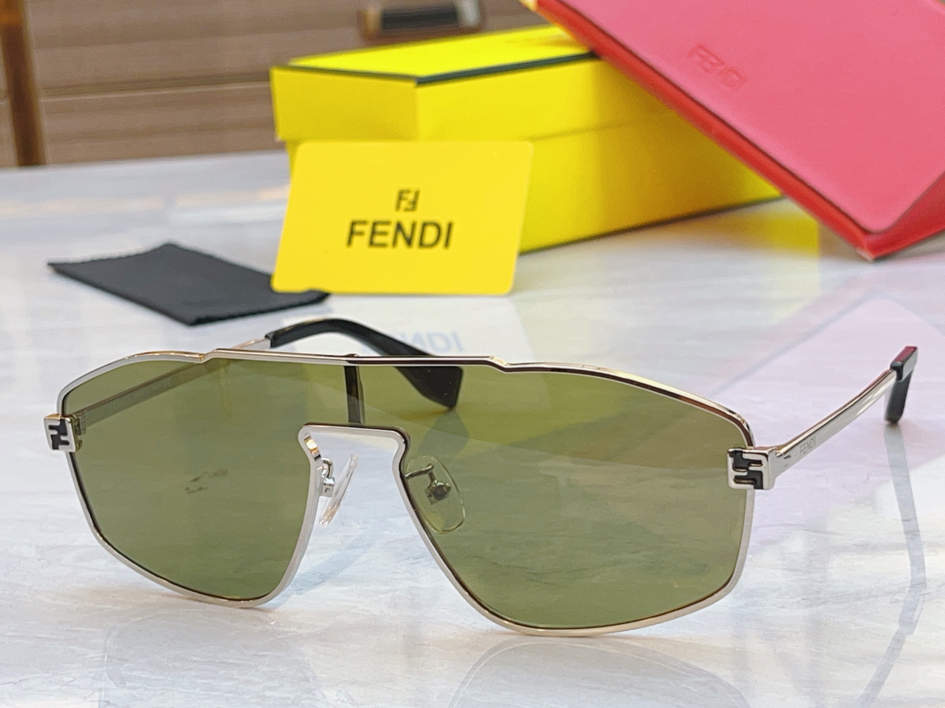 ，【FEN*】芬*迪新款太阳镜🕶️，
MODEL：FE40129U，SIZE：145口1-145