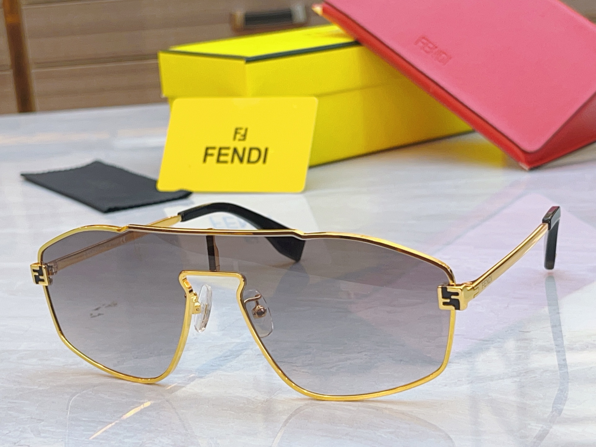 ，【FEN*】芬*迪新款太阳镜🕶️，
MODEL：FE40129U，SIZE：145口1-145