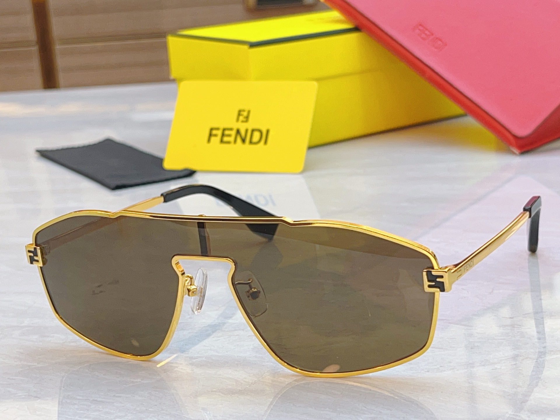 ，【FEN*】芬*迪新款太阳镜🕶️，
MODEL：FE40129U，SIZE：145口1-145