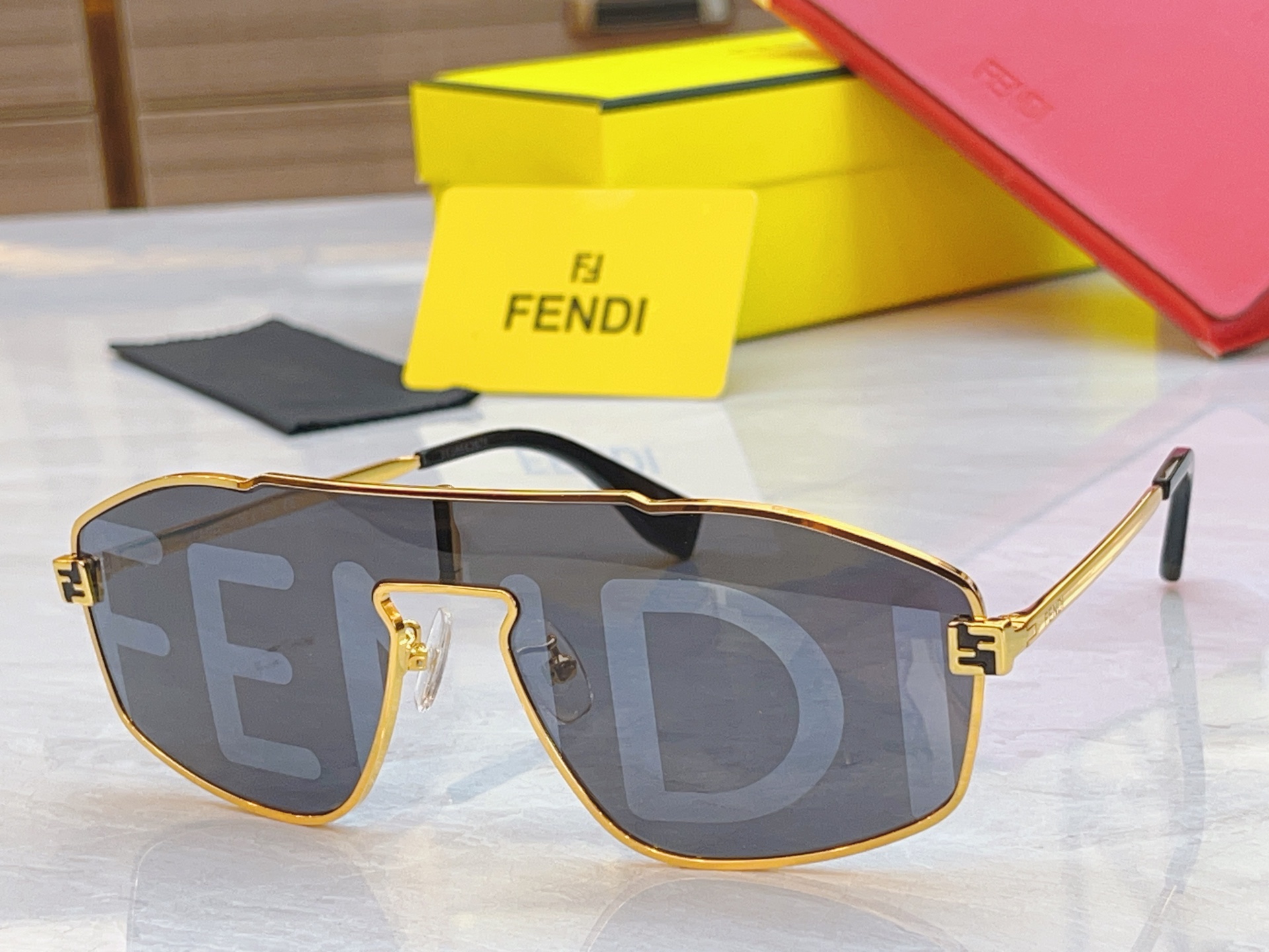 ，【FEN*】芬*迪新款太阳镜🕶️，
MODEL：FE40129U，SIZE：145口1-145