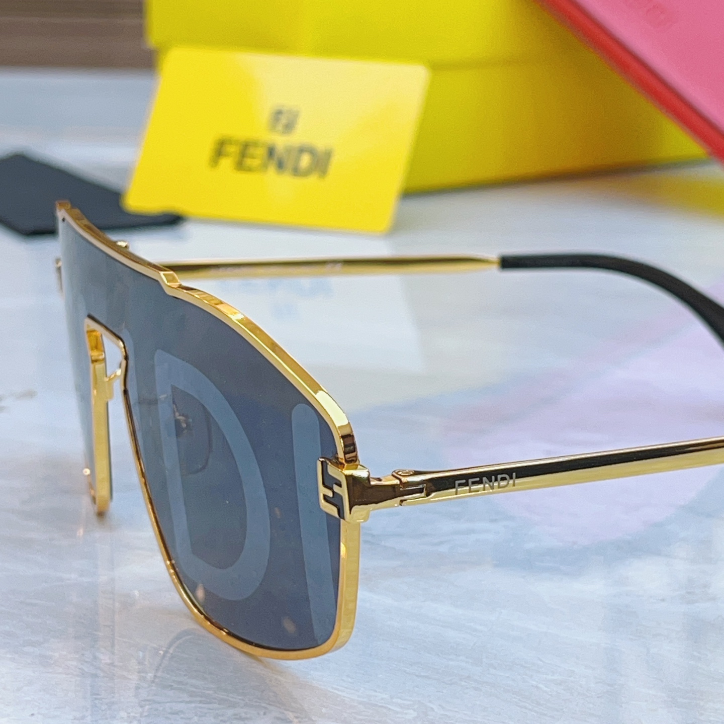 ，【FEN*】芬*迪新款太阳镜🕶️，
MODEL：FE40129U，SIZE：145口1-145