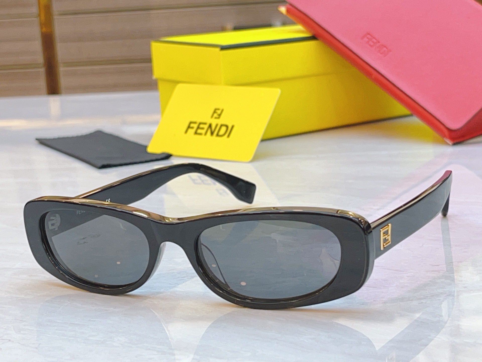 ，【FEN*】芬*迪新款太阳镜🕶️，
MODEL：FE40183I，SIZE：53口19-145