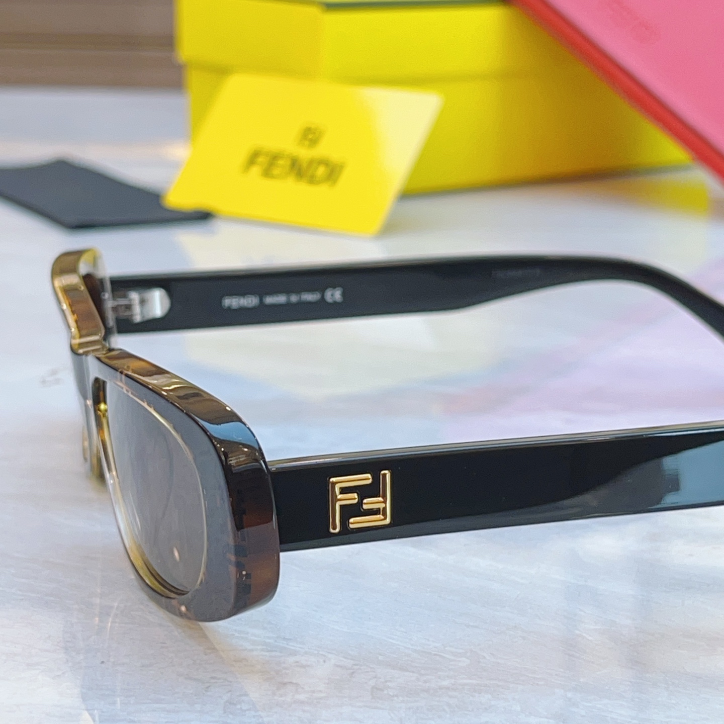 ，【FEN*】芬*迪新款太阳镜🕶️，
MODEL：FE40183I，SIZE：53口19-145