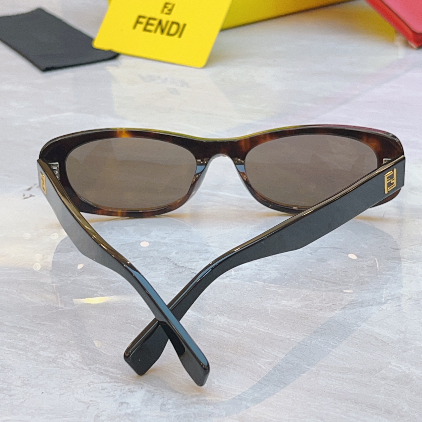，【FEN*】芬*迪新款太阳镜🕶️，
MODEL：FE40183I，SIZE：53口19-145