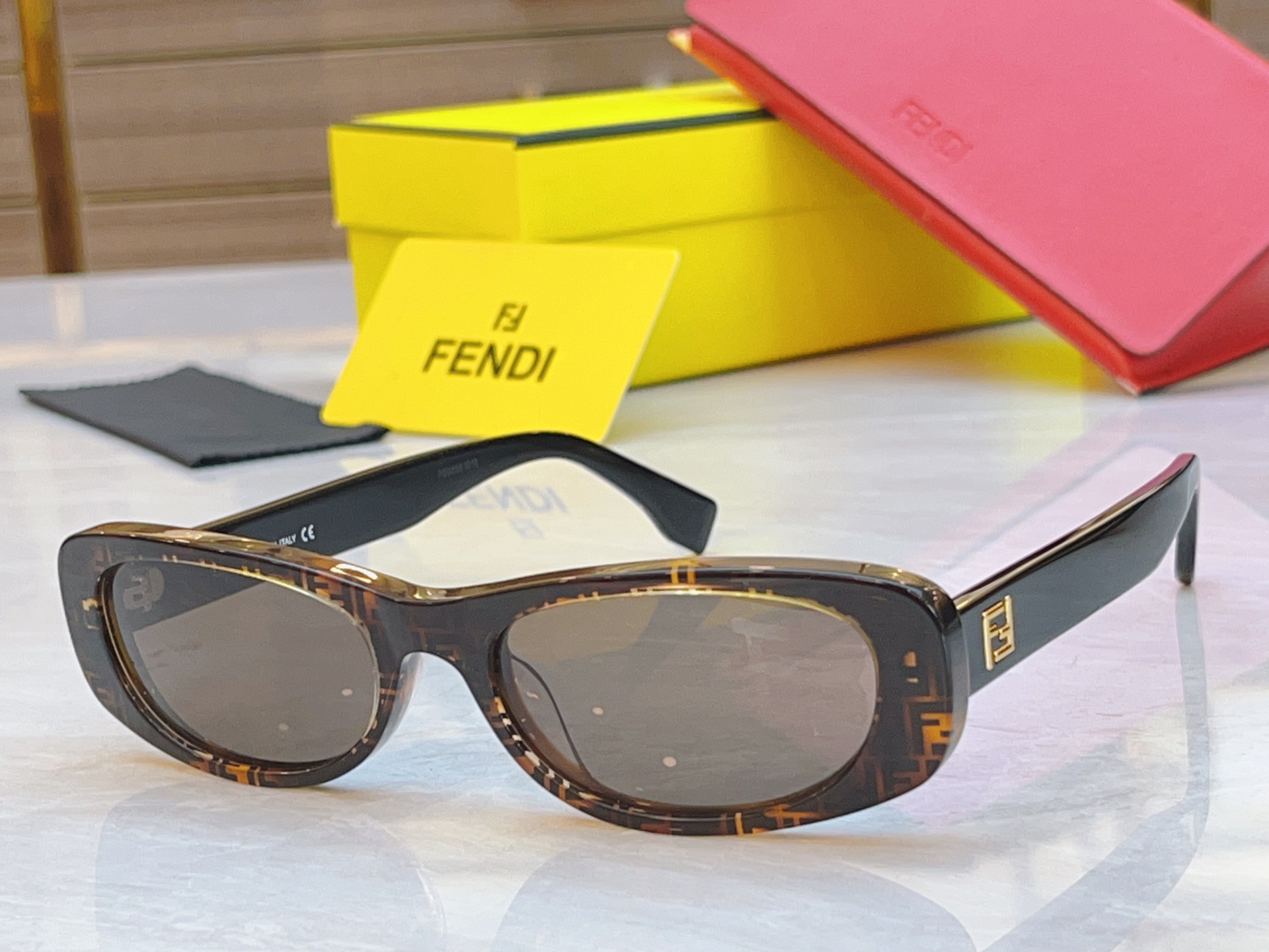 ，【FEN*】芬*迪新款太阳镜🕶️，
MODEL：FE40183I，SIZE：53口19-145