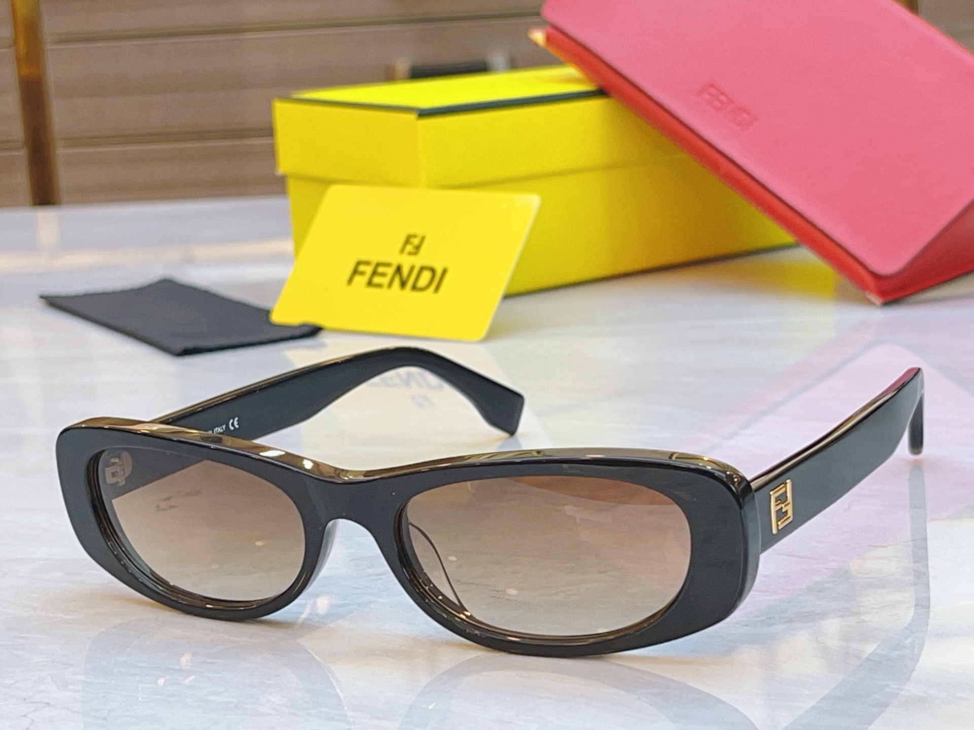，【FEN*】芬*迪新款太阳镜🕶️，
MODEL：FE40183I，SIZE：53口19-145