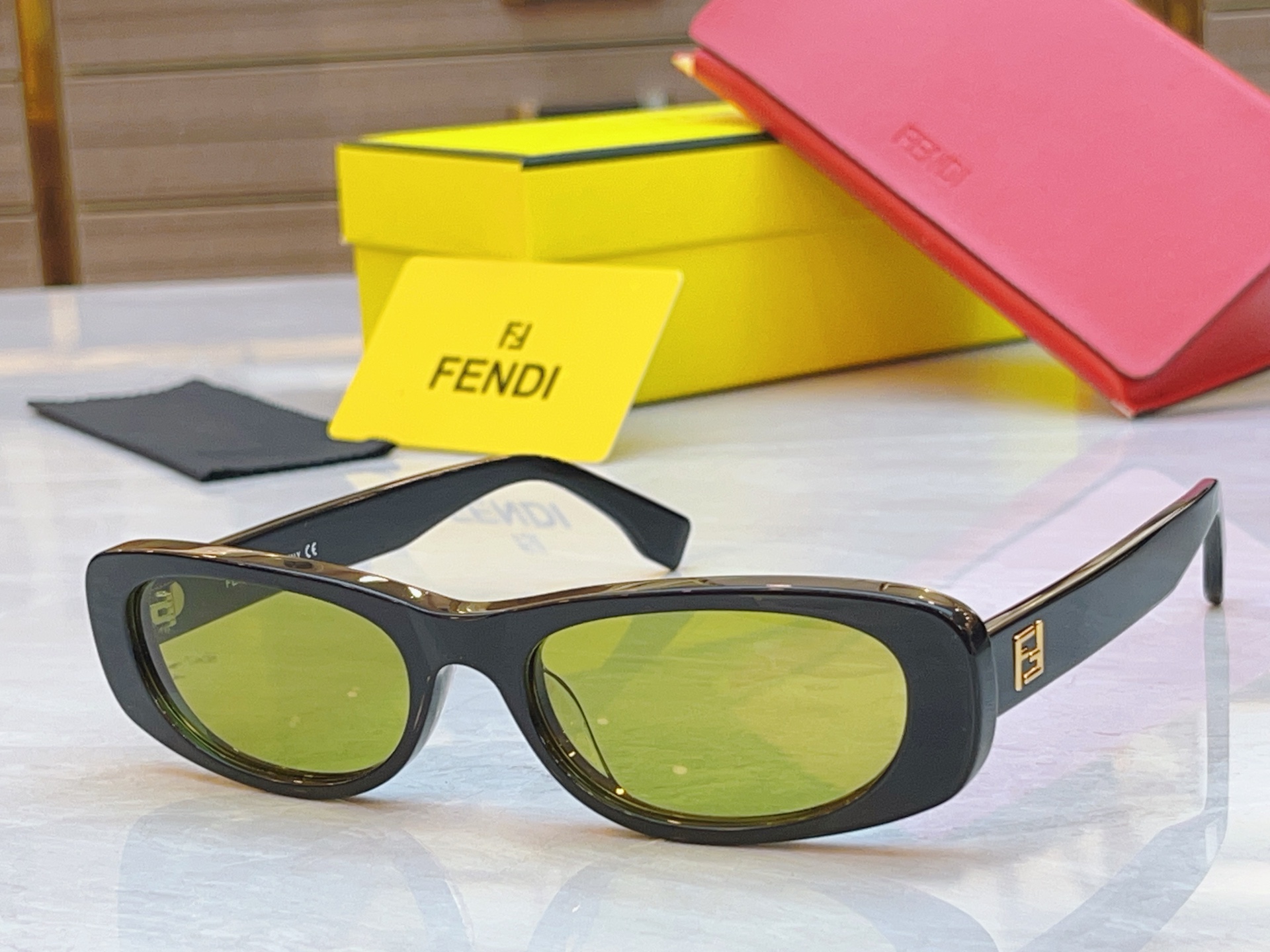 ，【FEN*】芬*迪新款太阳镜🕶️，
MODEL：FE40183I，SIZE：53口19-145