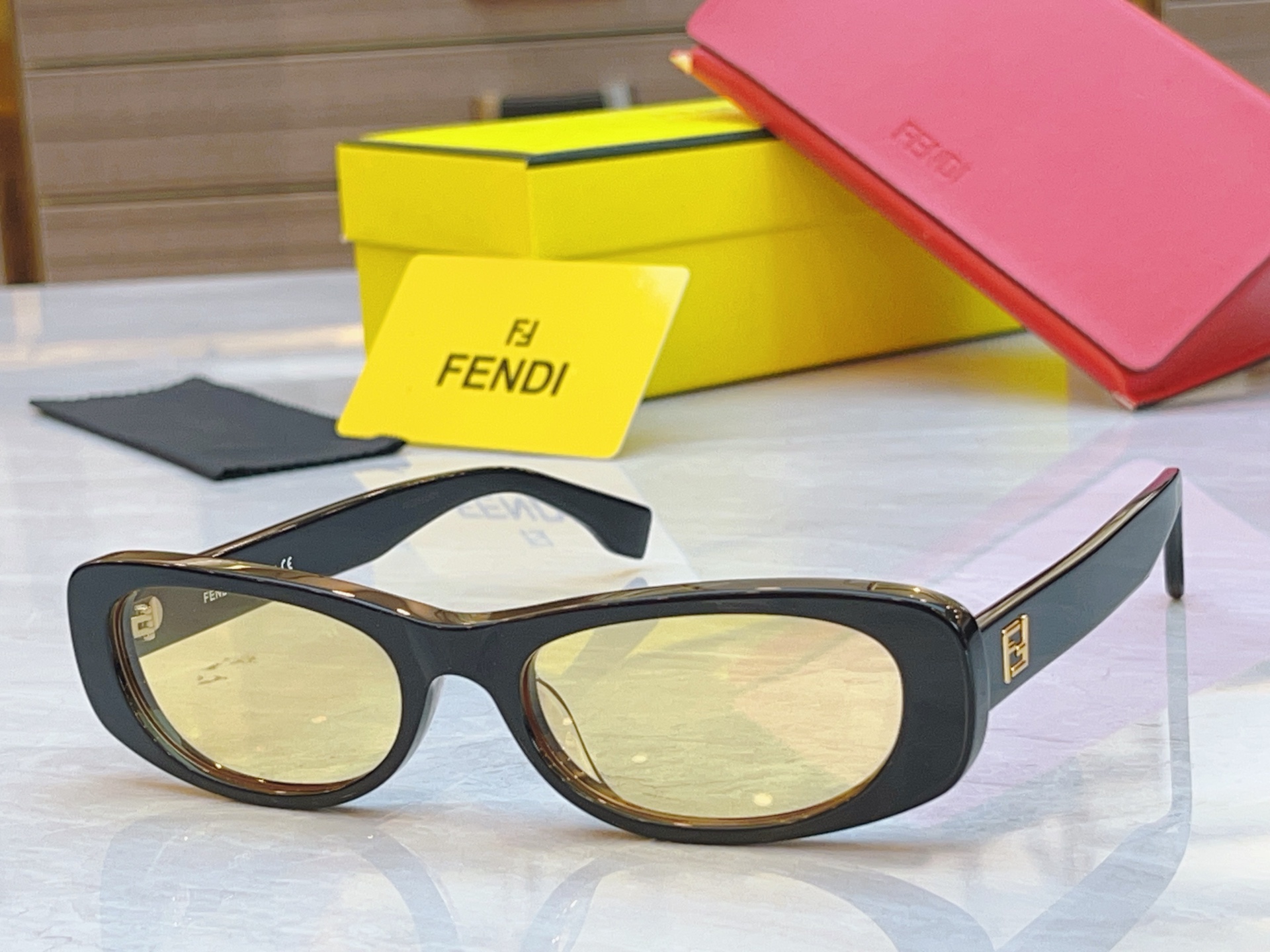 ，【FEN*】芬*迪新款太阳镜🕶️，
MODEL：FE40183I，SIZE：53口19-145