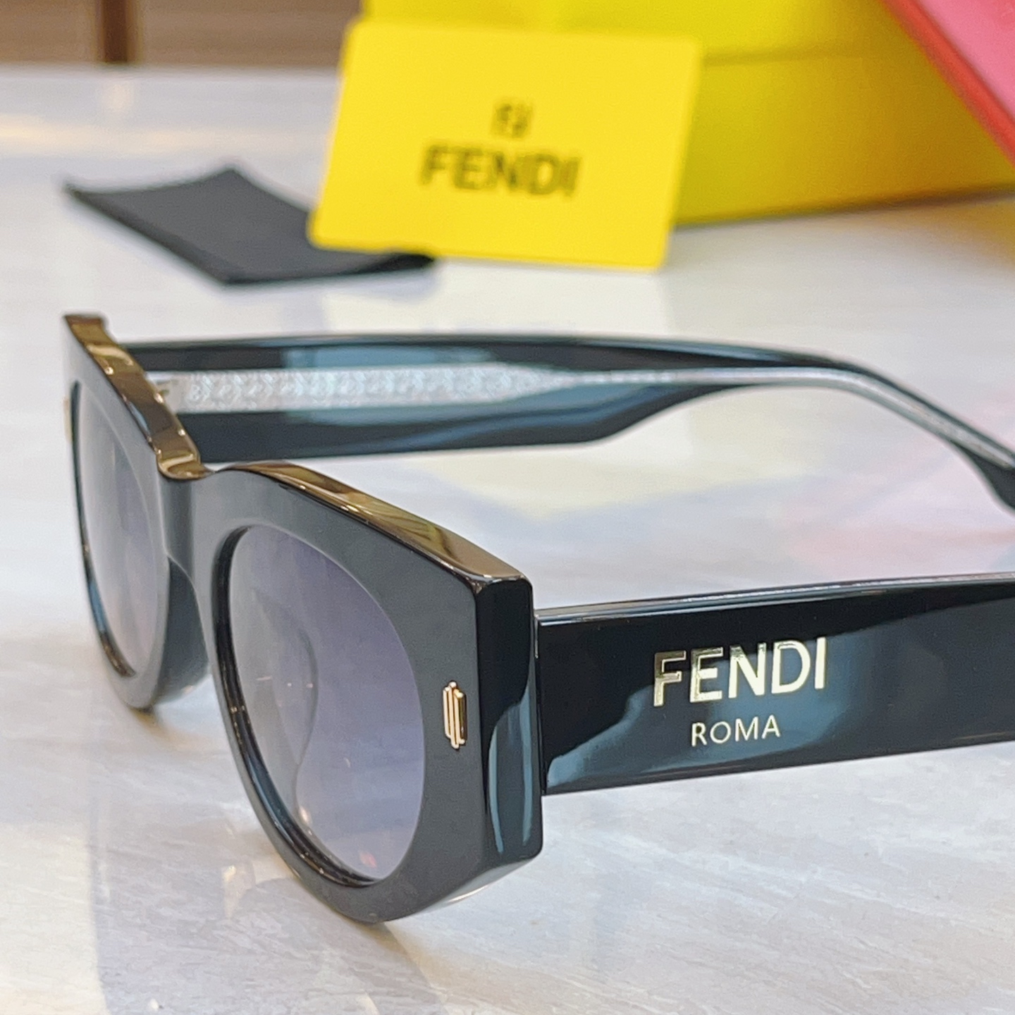 ，【FEN*】芬*迪新款太阳镜🕶️，
MODEL：FE40125I，SIZE：50口23-145