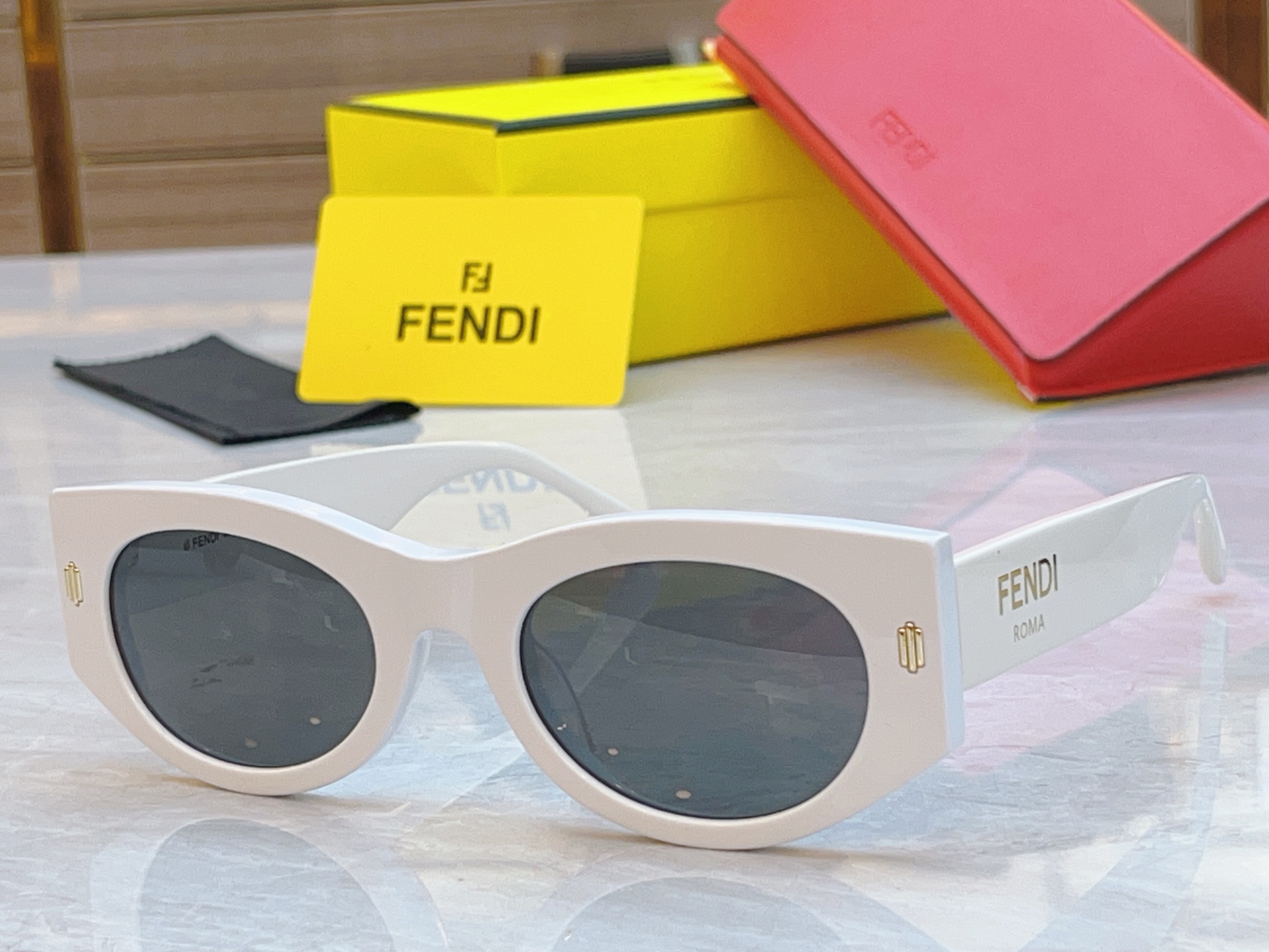 ，【FEN*】芬*迪新款太阳镜🕶️，
MODEL：FE40125I，SIZE：50口23-145