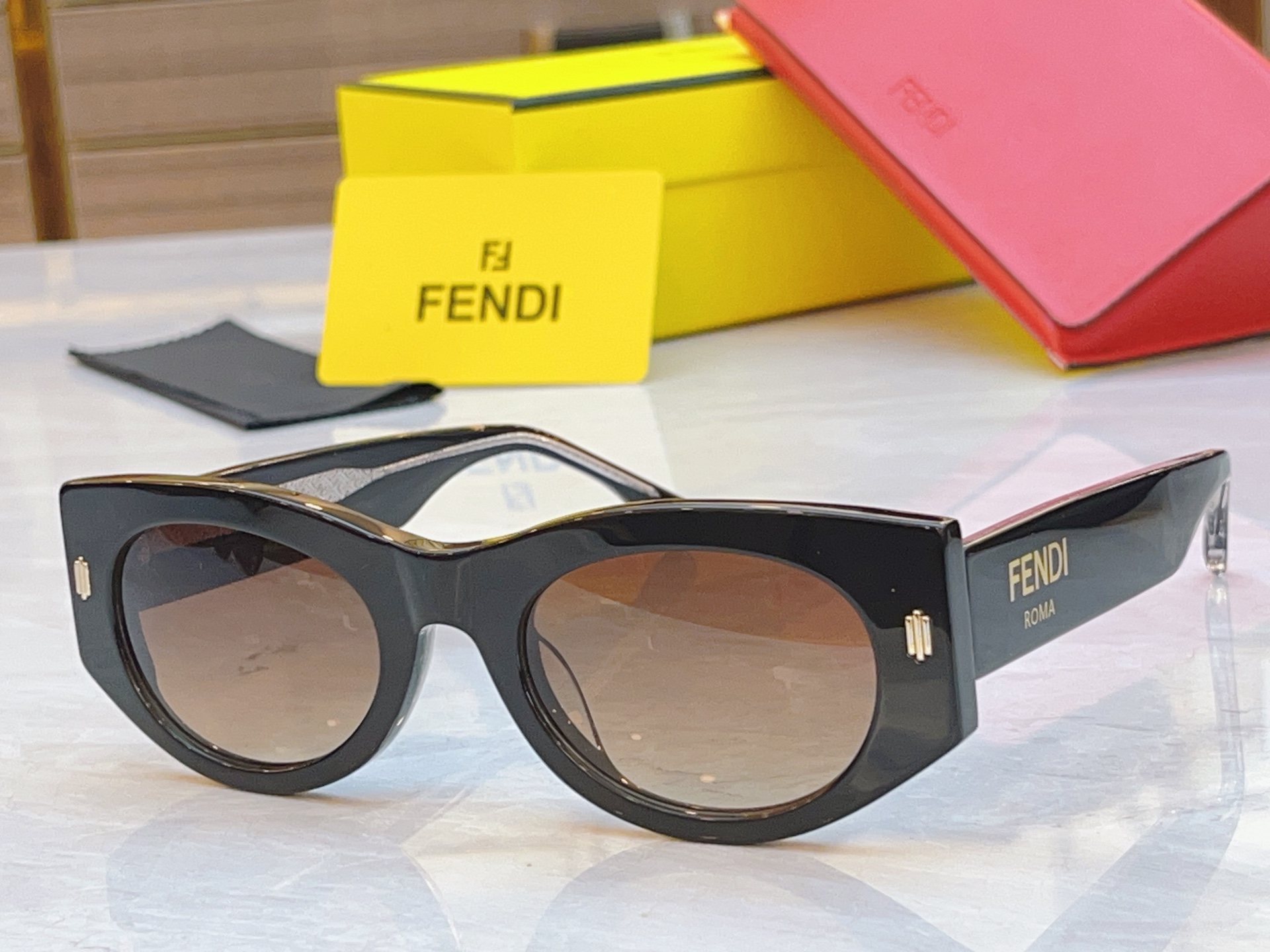 ，【FEN*】芬*迪新款太阳镜🕶️，
MODEL：FE40125I，SIZE：50口23-145