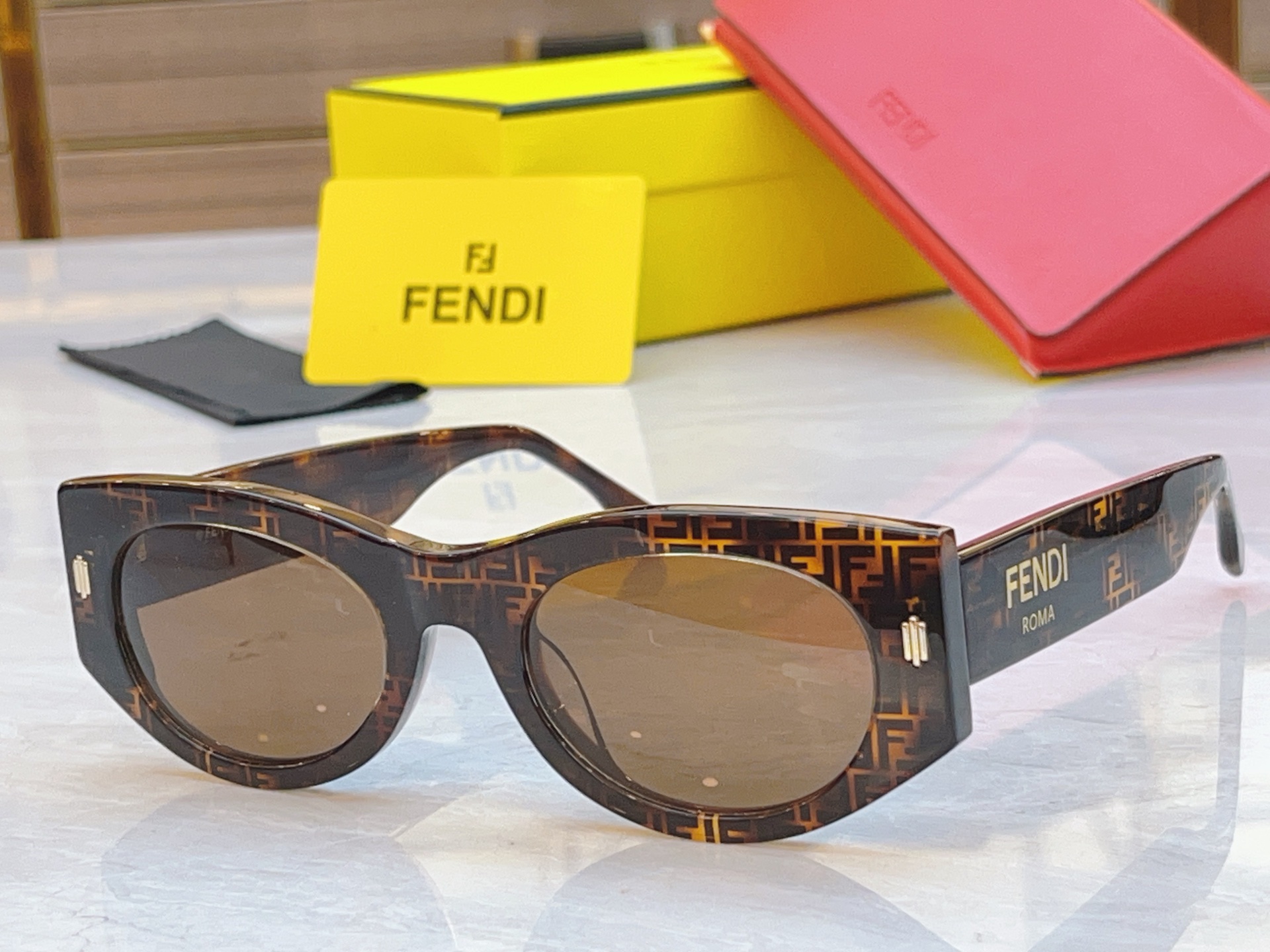 ，【FEN*】芬*迪新款太阳镜🕶️，
MODEL：FE40125I，SIZE：50口23-145