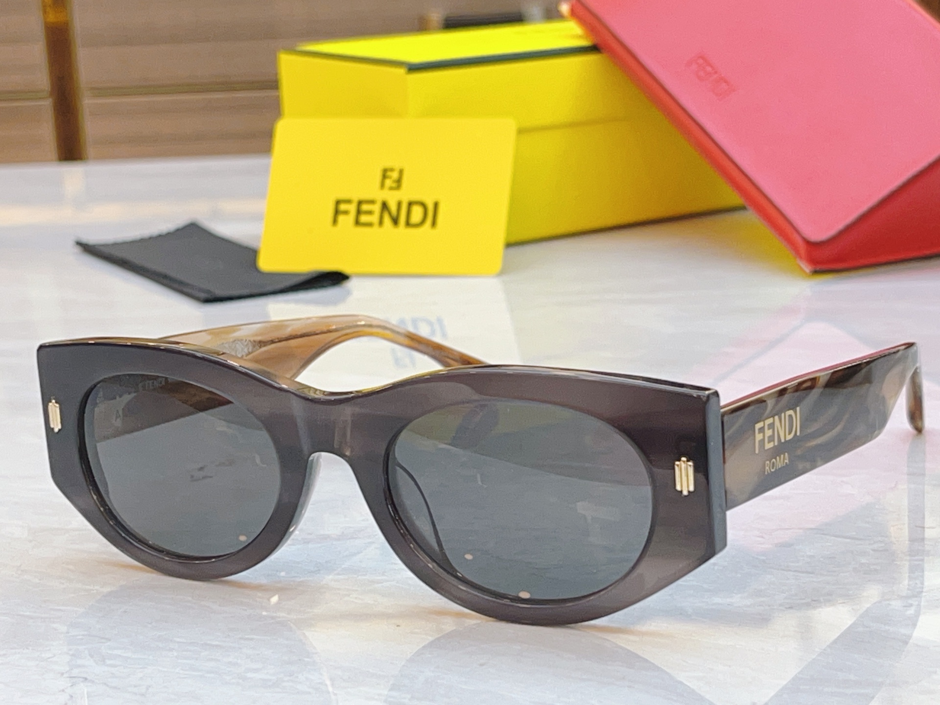 ，【FEN*】芬*迪新款太阳镜🕶️，
MODEL：FE40125I，SIZE：50口23-145