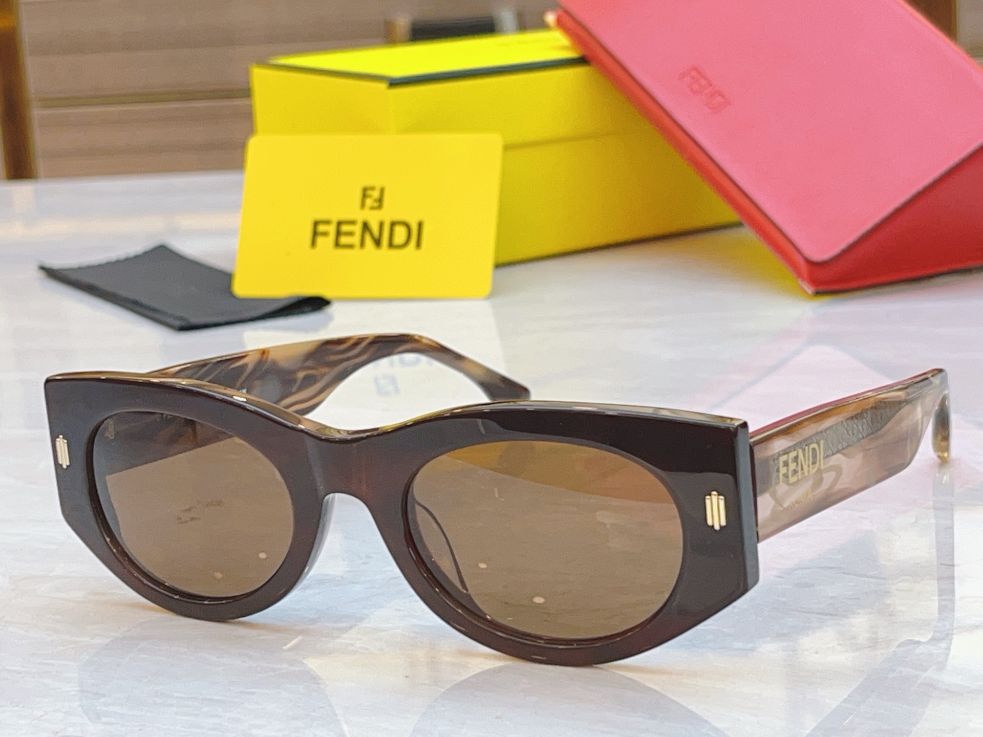 ，【FEN*】芬*迪新款太阳镜🕶️，
MODEL：FE40125I，SIZE：50口23-145