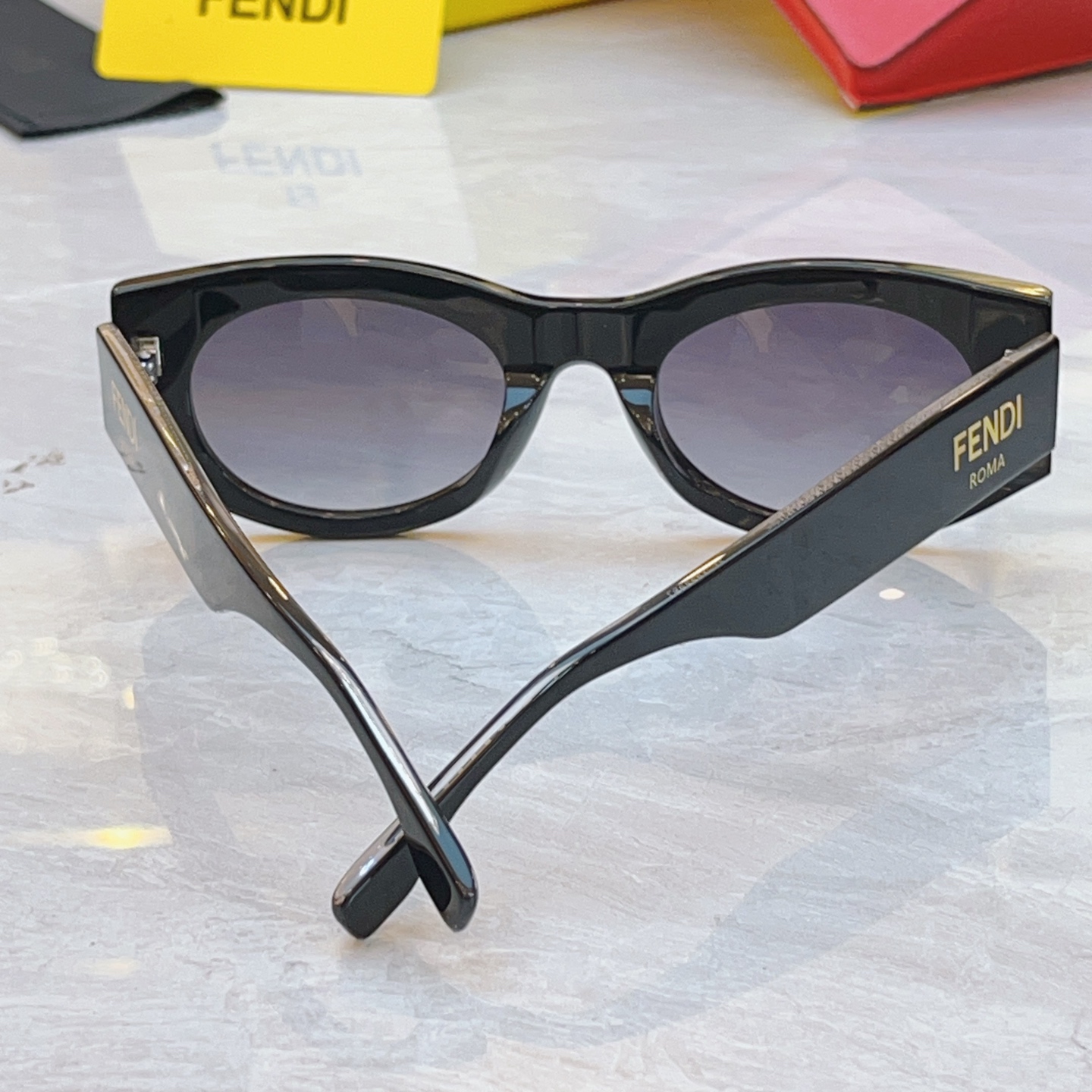 ，【FEN*】芬*迪新款太阳镜🕶️，
MODEL：FE40125I，SIZE：50口23-145