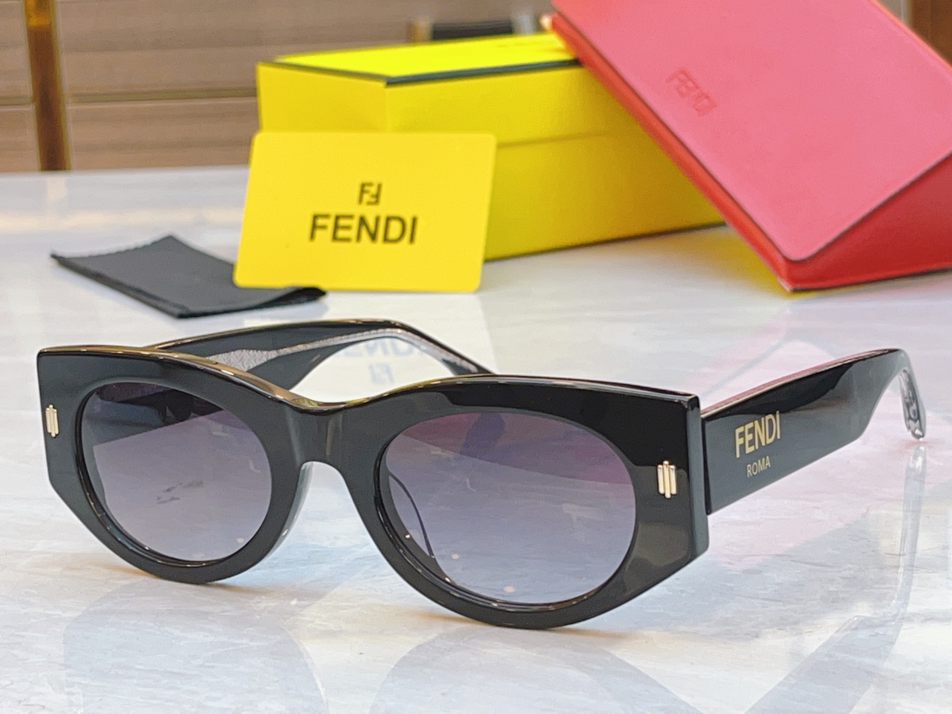 ，【FEN*】芬*迪新款太阳镜🕶️，
MODEL：FE40125I，SIZE：50口23-145