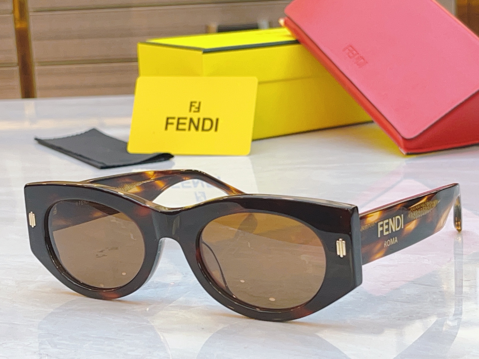 ，【FEN*】芬*迪新款太阳镜🕶️，
MODEL：FE40125I，SIZE：50口23-145