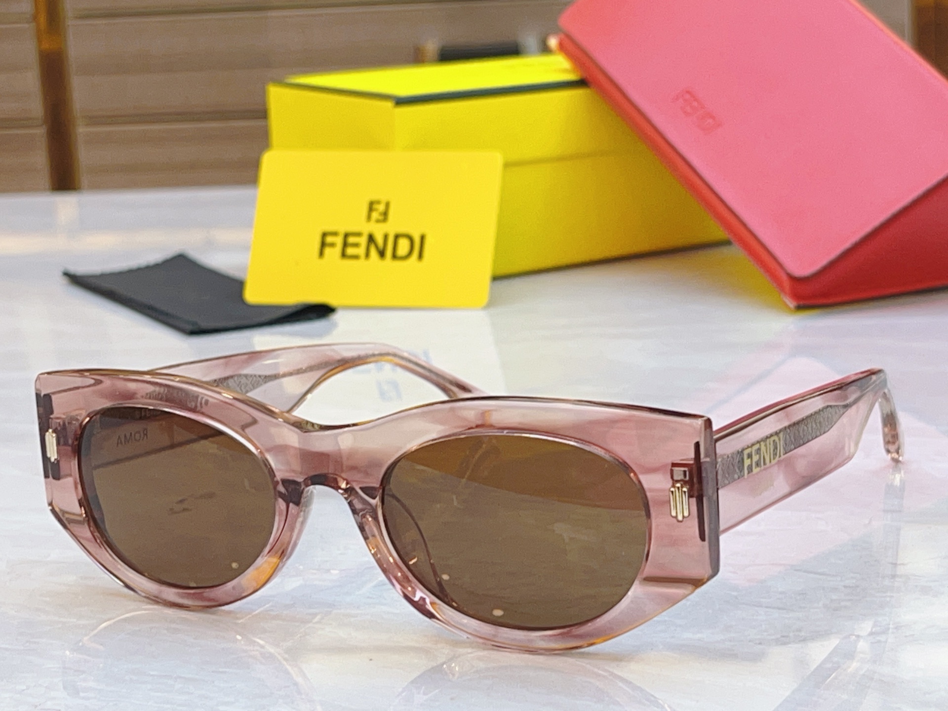 ，【FEN*】芬*迪新款太阳镜🕶️，
MODEL：FE40125I，SIZE：50口23-145