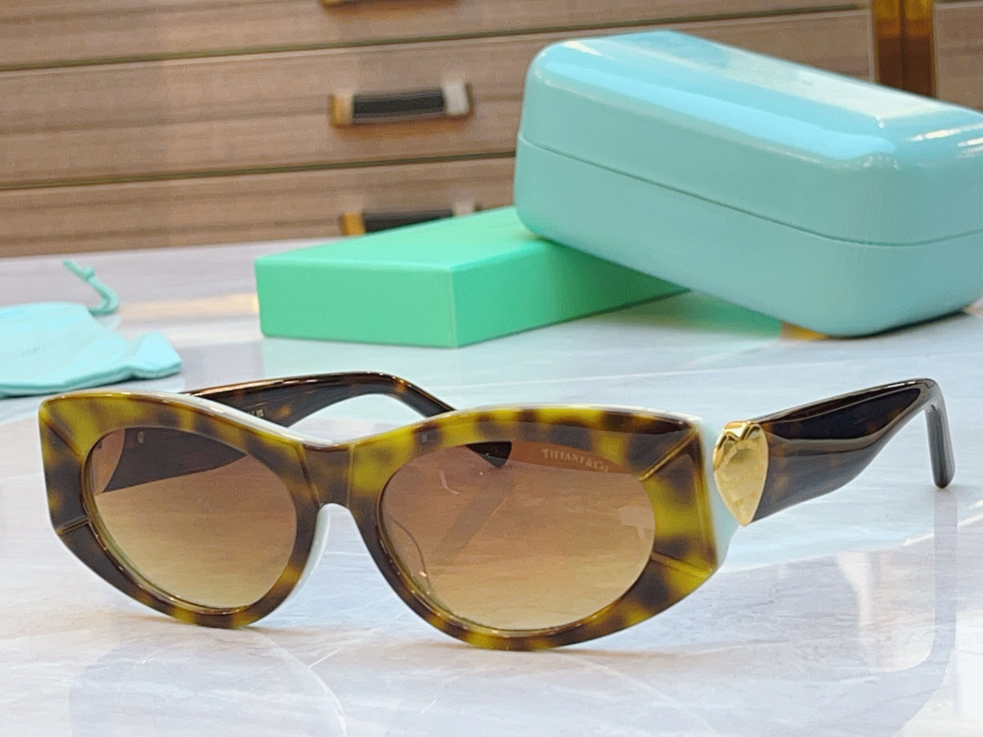 ，【Tiffany & Co.】蒂芙*尼新款太阳镜，Mod：TF4222U，Size：56口17-140
