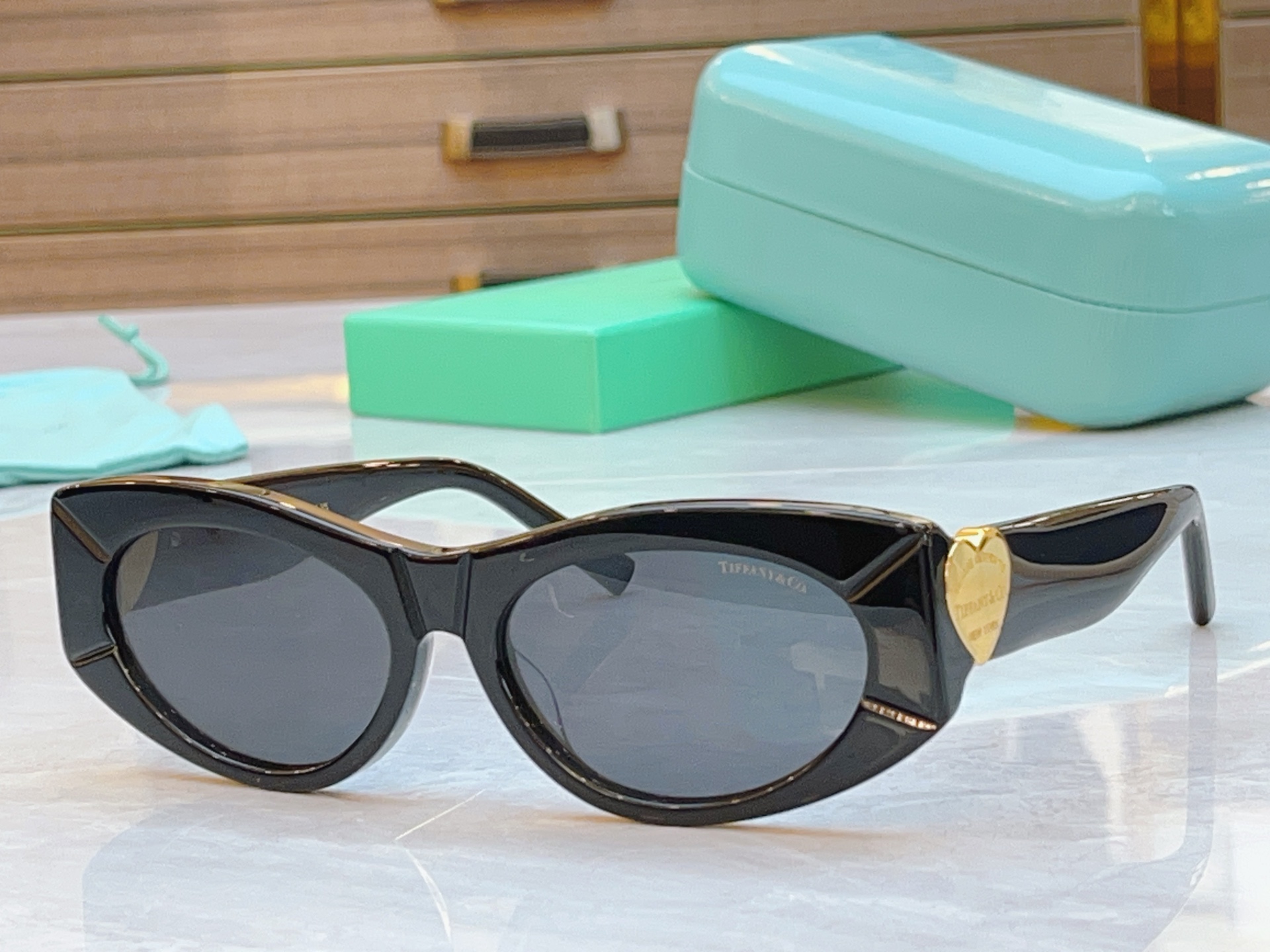 ，【Tiffany & Co.】蒂芙*尼新款太阳镜，Mod：TF4222U，Size：56口17-140