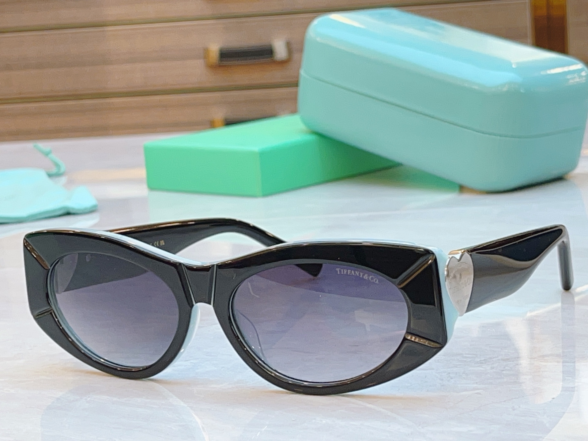 ，【Tiffany & Co.】蒂芙*尼新款太阳镜，Mod：TF4222U，Size：56口17-140