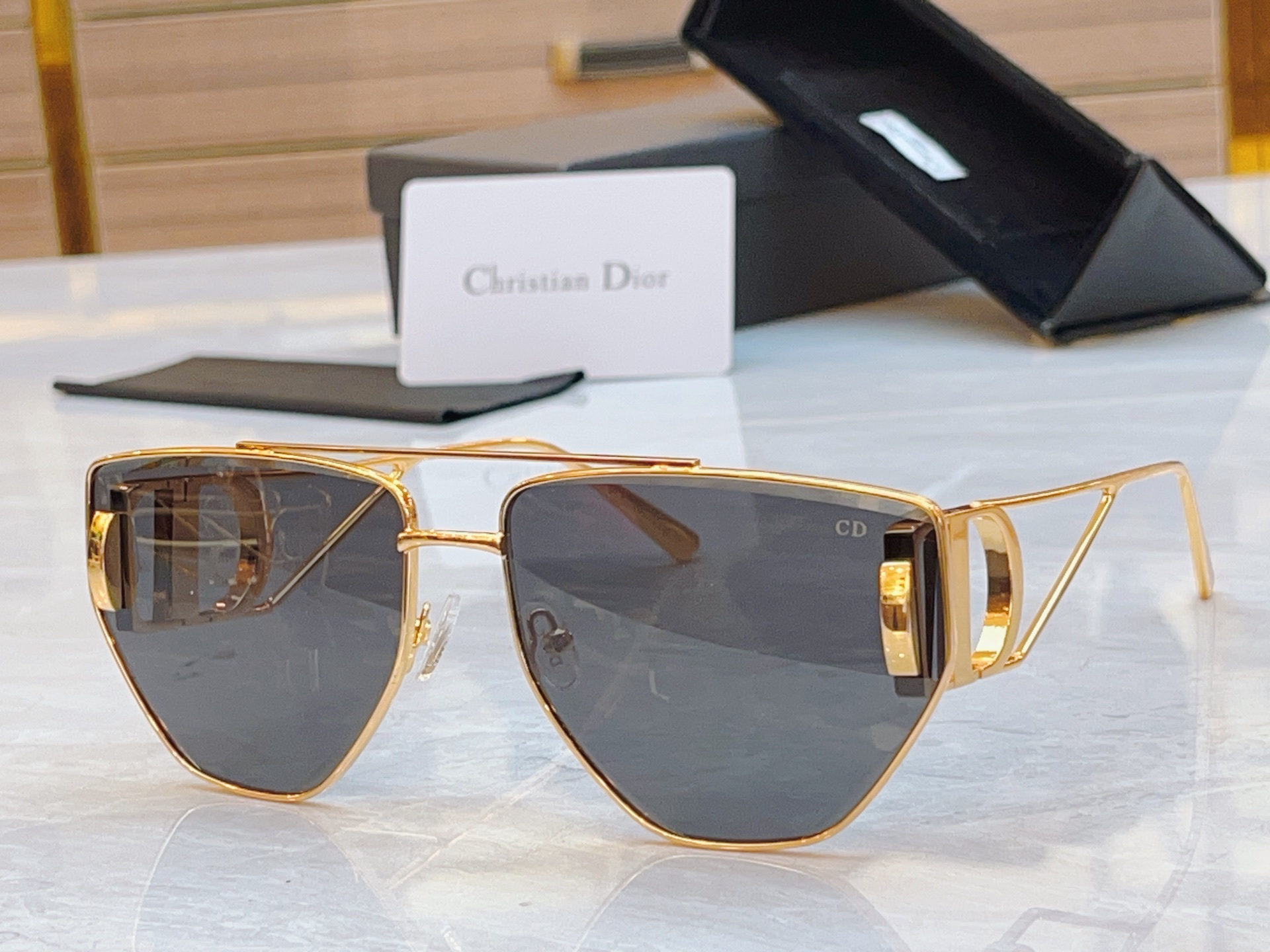 ，【DIO* 】迪*奥新款太阳镜，
MODEL：DSGTA42UCR，SIZE：64口16-140