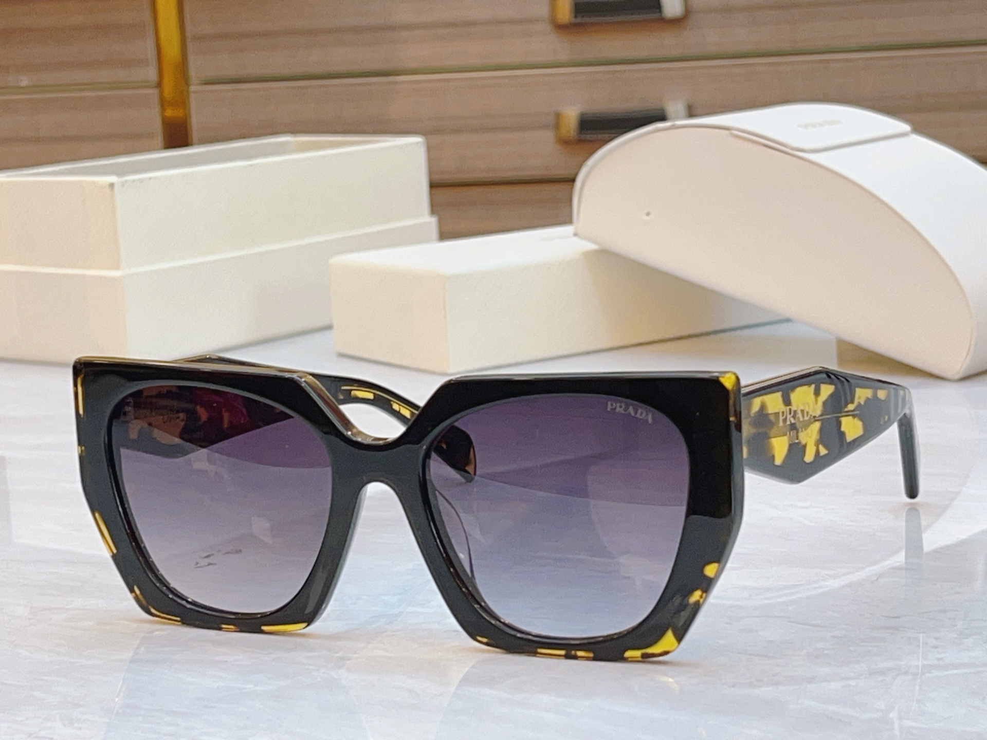 ，【PRAD*】普拉*达新款太阳镜🕶️，MODEL：SPR 15W，SIZE：55口20-145