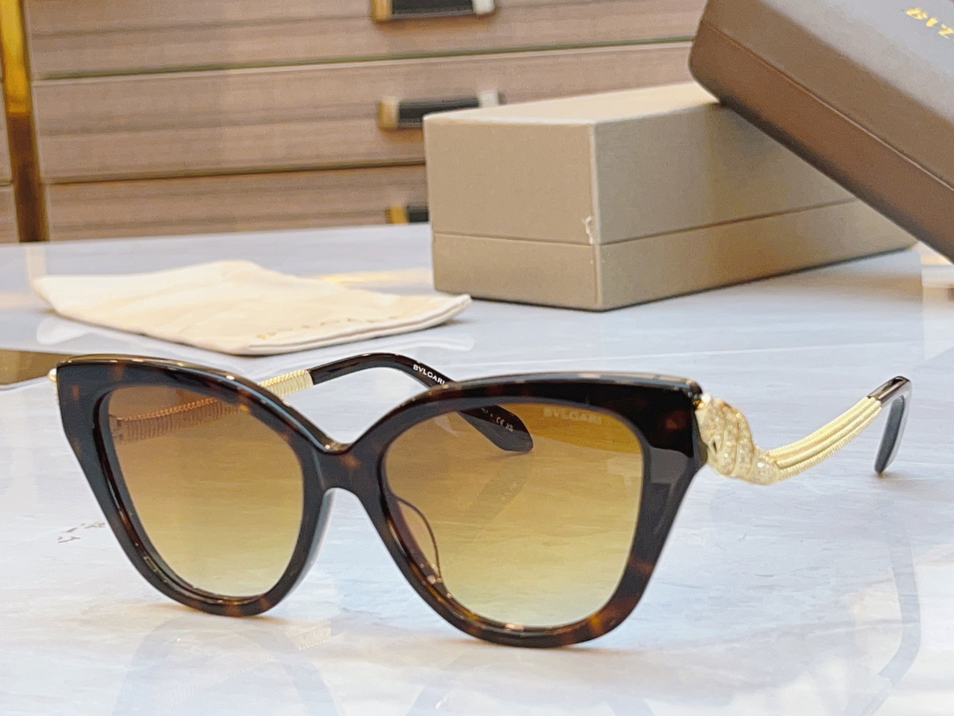 ，【BVLGA*】宝格*丽新款太阳镜，MODEL：BV50005I，SIZE：52口16-140