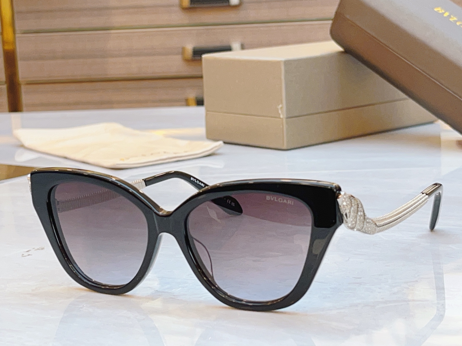 ，【BVLGA*】宝格*丽新款太阳镜，MODEL：BV50005I，SIZE：52口16-140