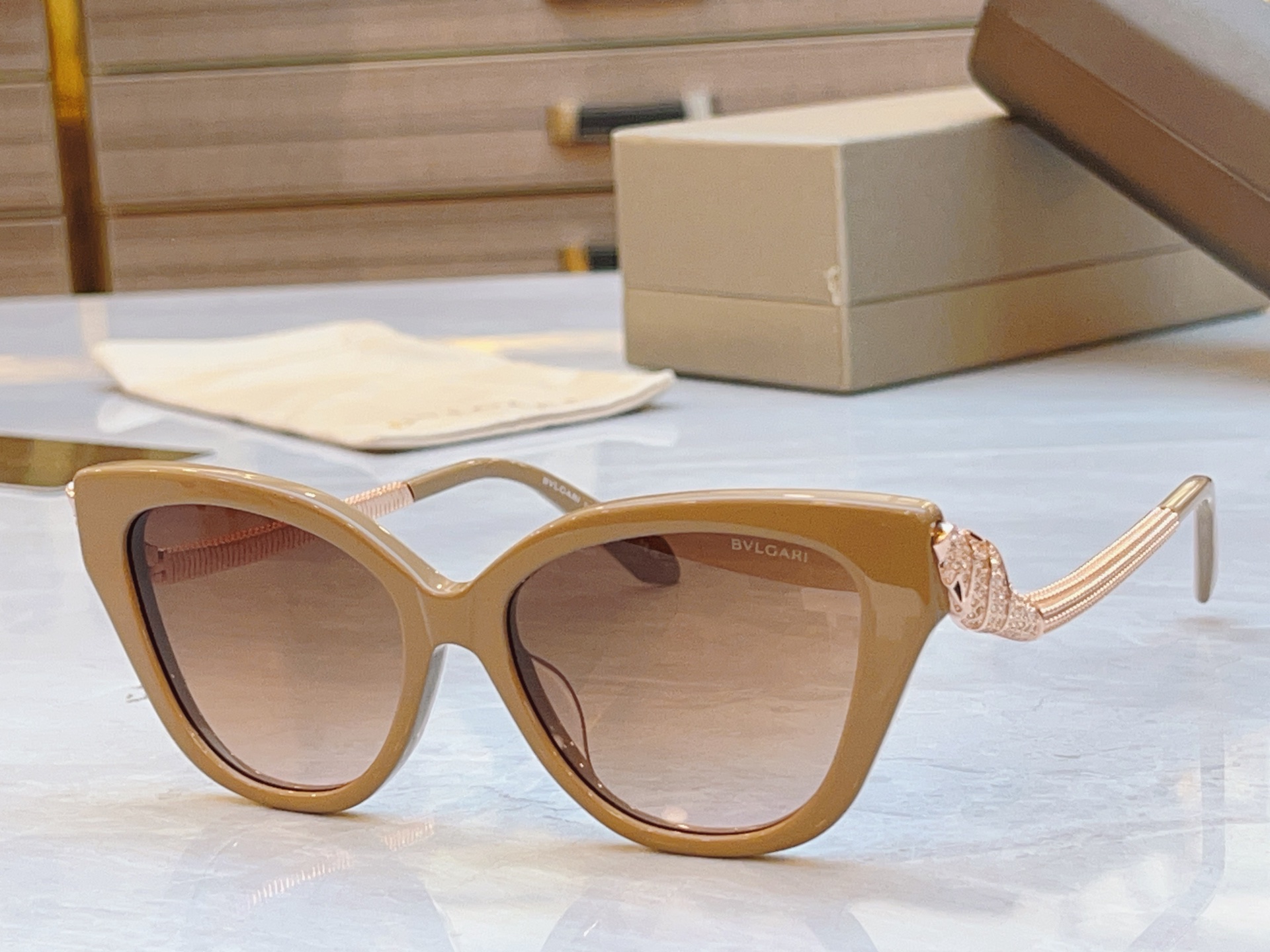 ，【BVLGA*】宝格*丽新款太阳镜，MODEL：BV50005I，SIZE：52口16-140