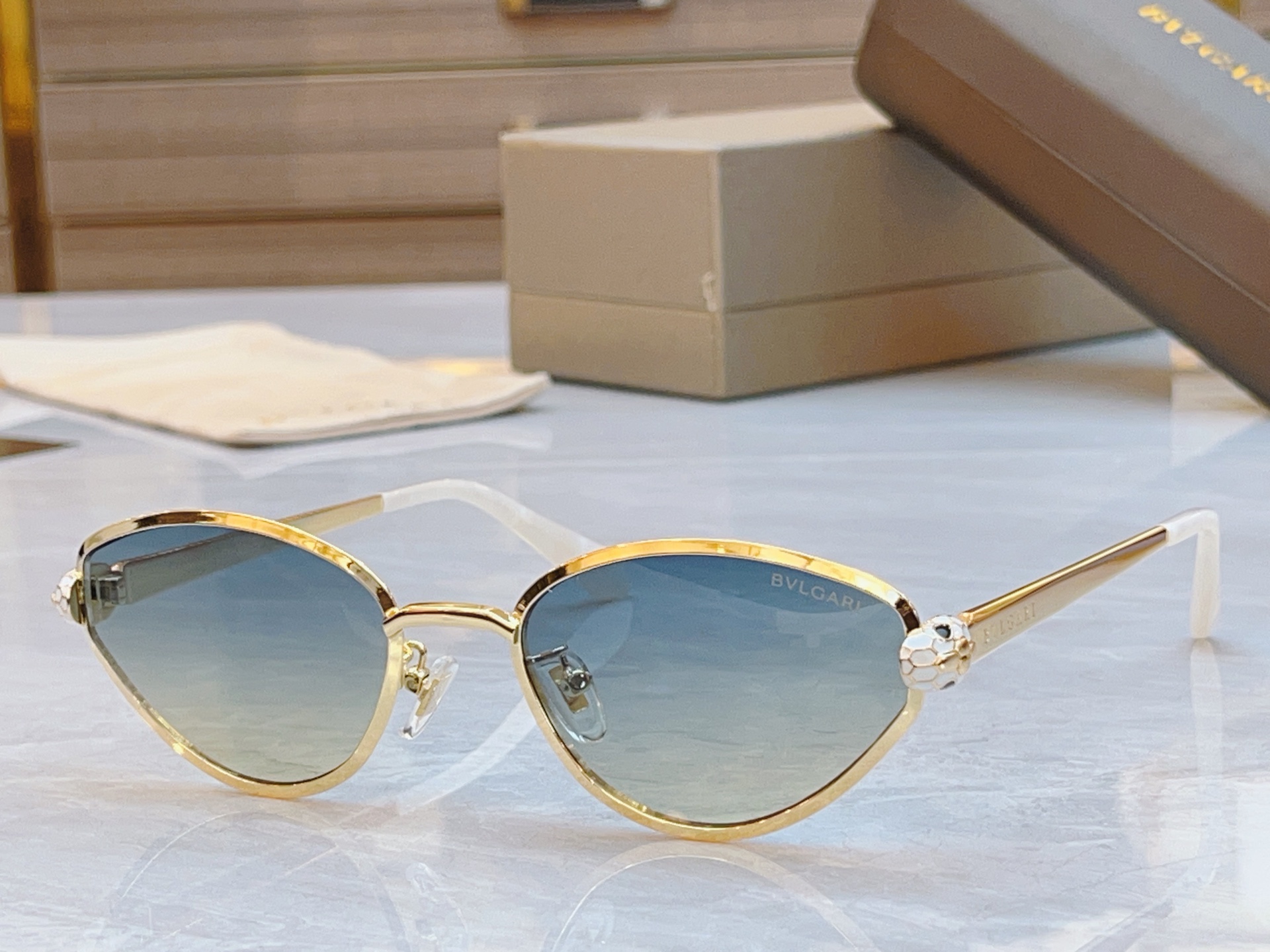 ，【BVLGA*】宝格*丽新款太阳镜，
MODEL：BV50086U，SIZE：55口19-140