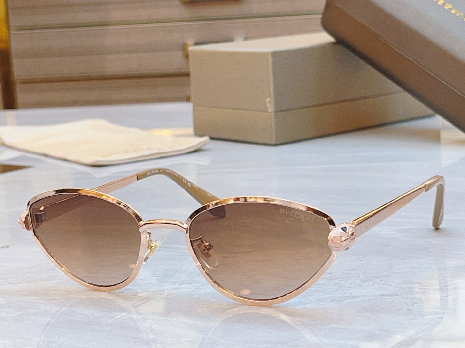 ，【BVLGA*】宝格*丽新款太阳镜，
MODEL：BV50086U，SIZE：55口19-140