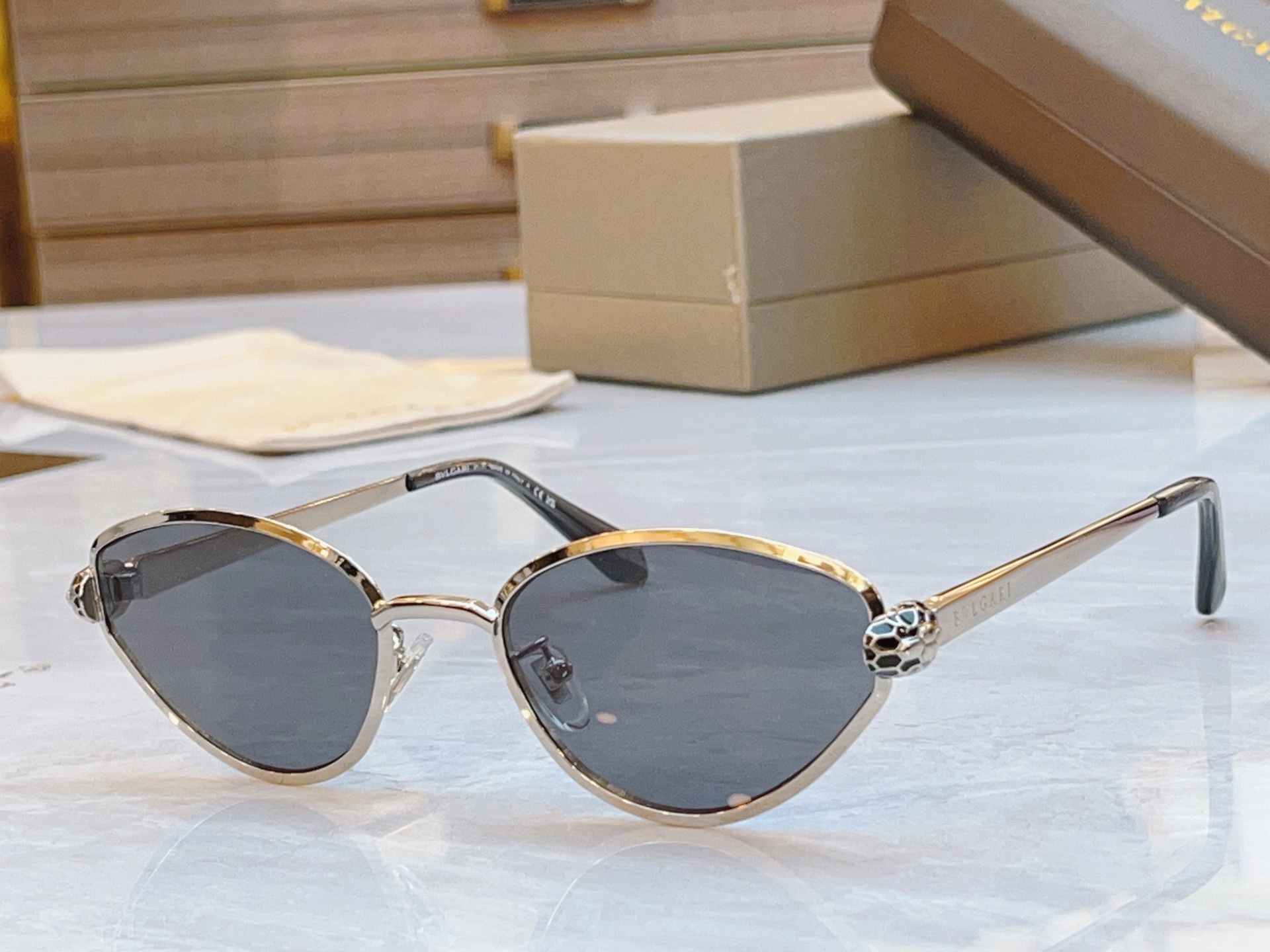 ，【BVLGA*】宝格*丽新款太阳镜，
MODEL：BV50086U，SIZE：55口19-140