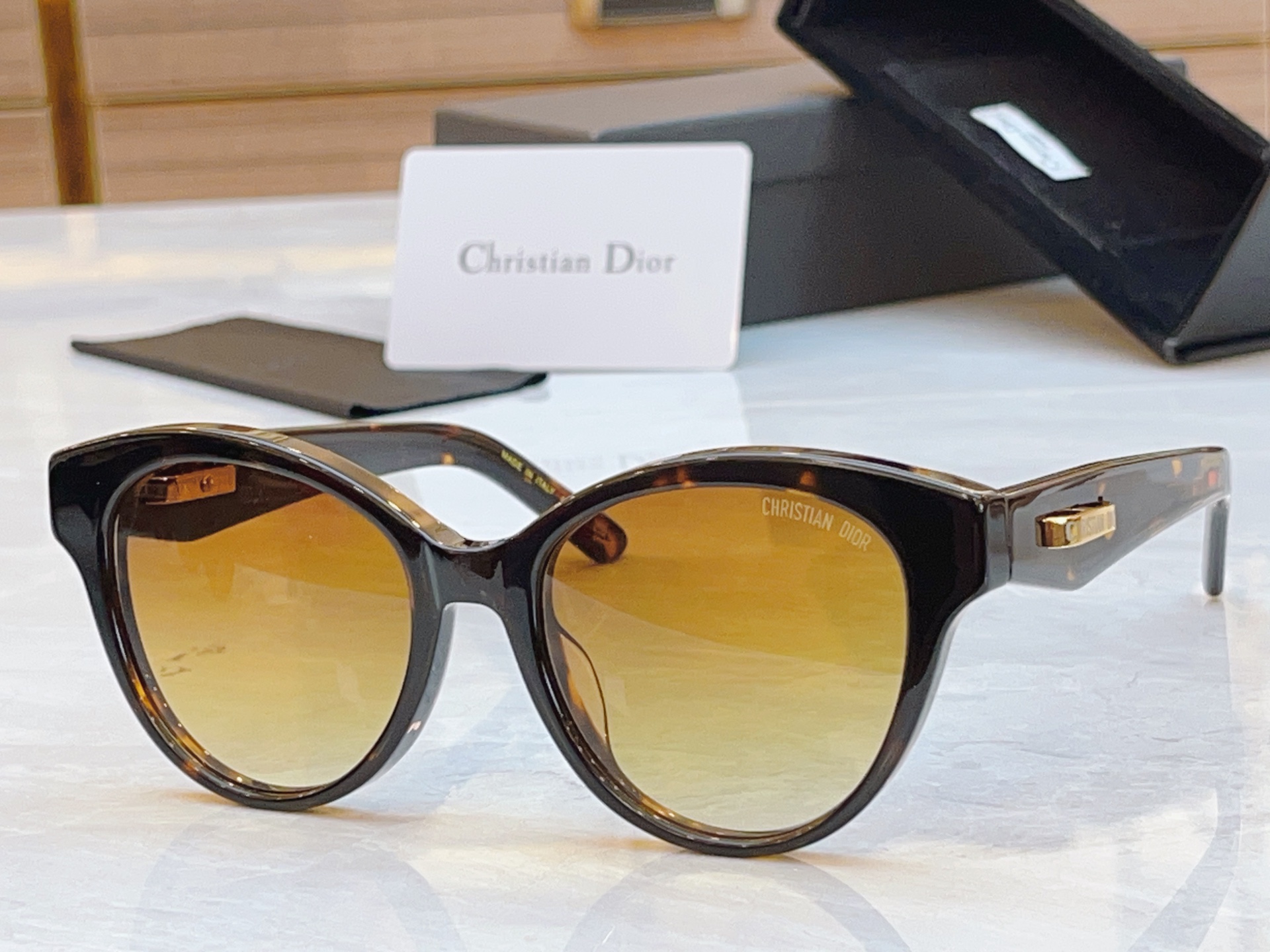 ，【DIO* 】迪*奥新款太阳镜，
MODEL：DIORCDIORO B2I，SIZE：51口18-14