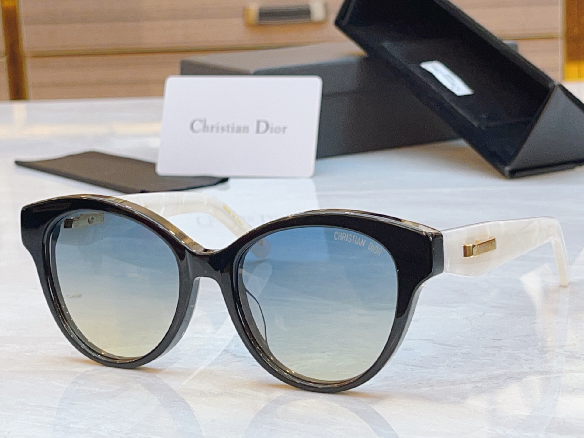 ，【DIO* 】迪*奥新款太阳镜，
MODEL：DIORCDIORO B2I，SIZE：51口18-14