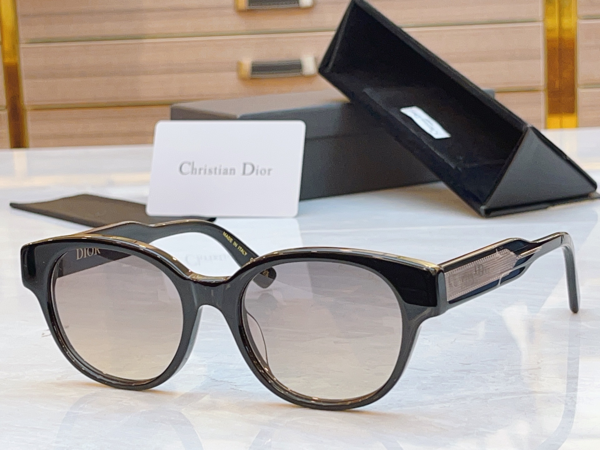 ，【DIO* 】迪*奥新款太阳镜，
MODEL：Chrisrian DIOR LabeI R1F，SIZ
